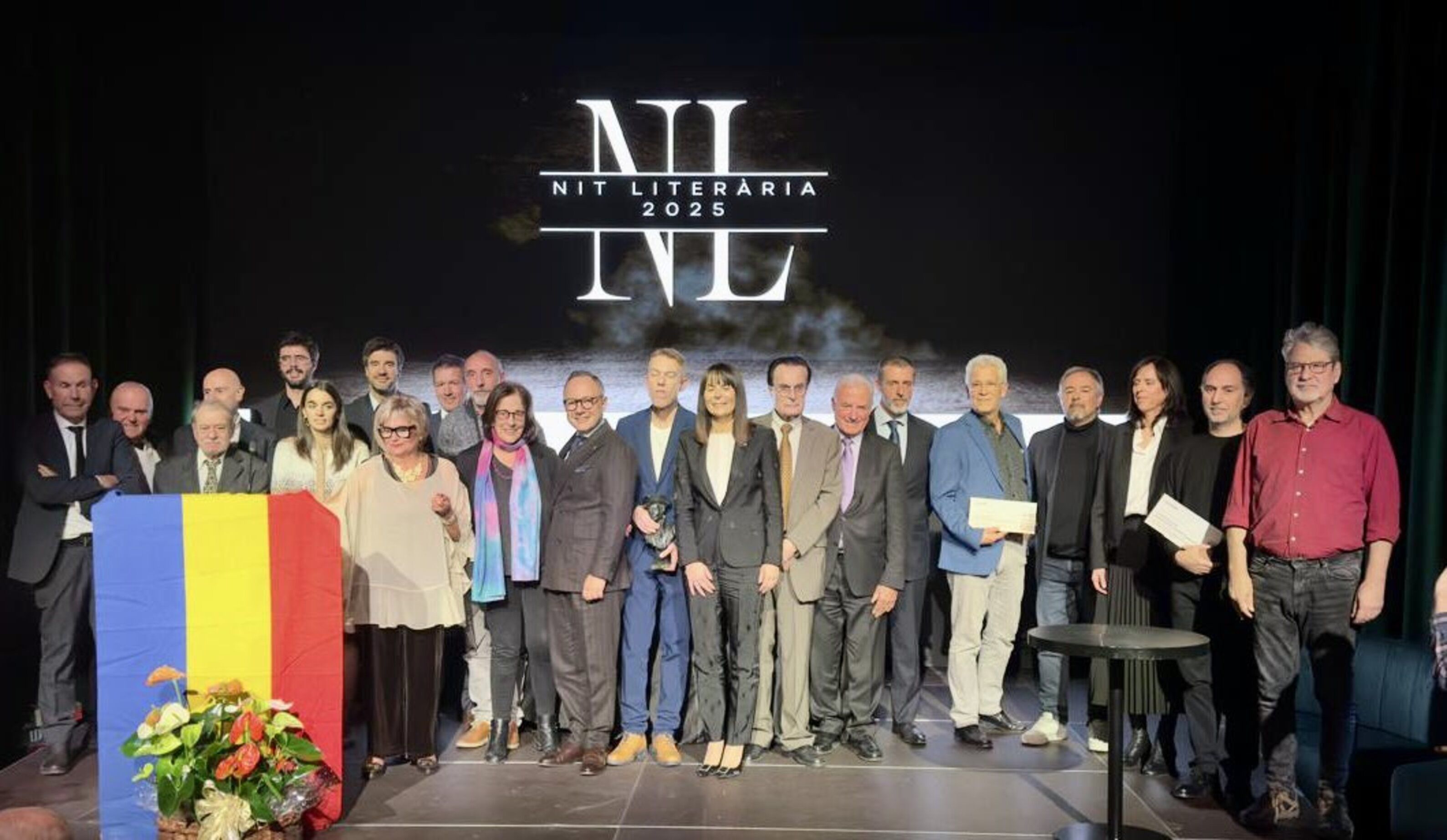 Autoritats i premiats durant la Nit Literària 2025.