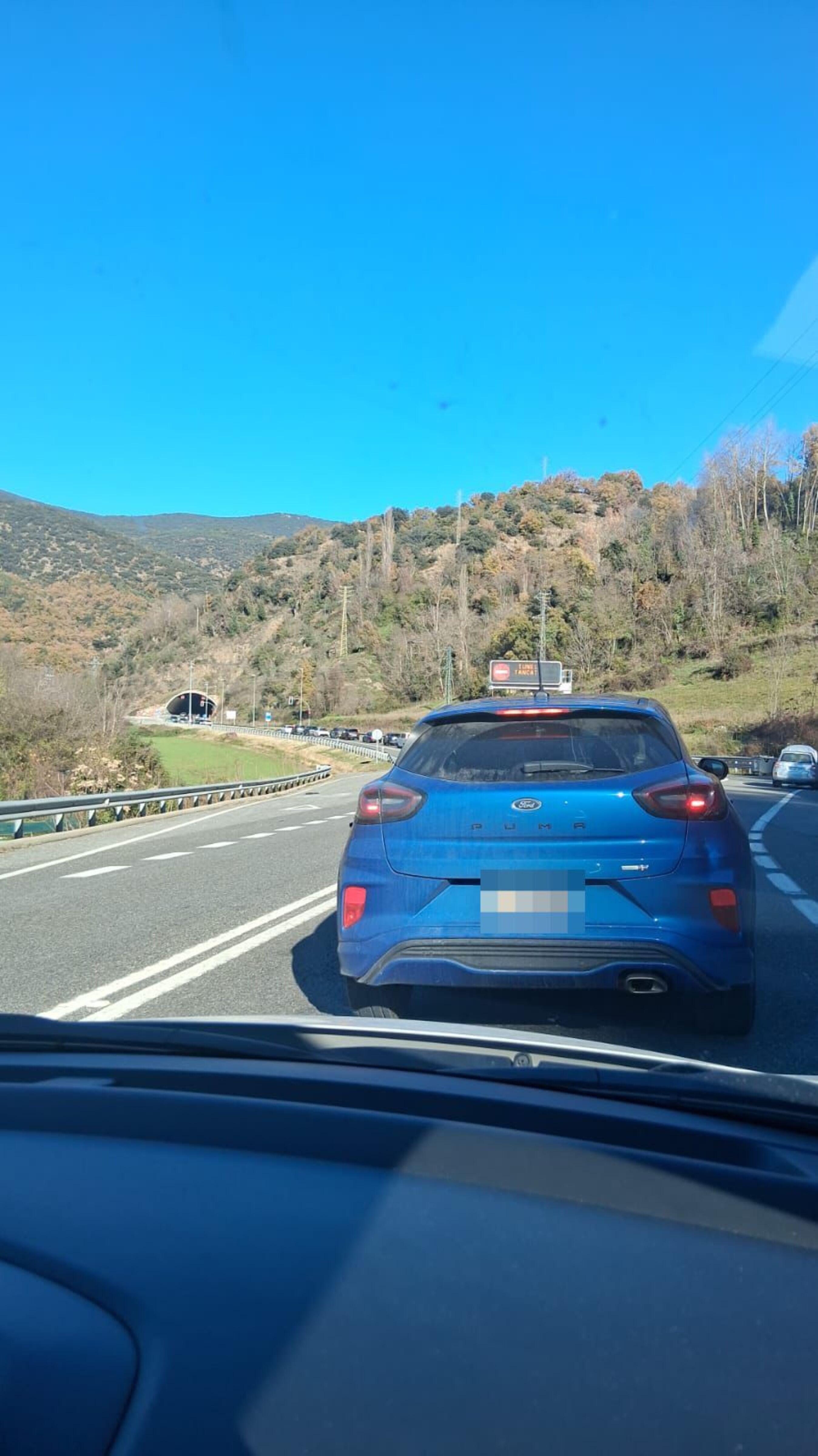 Vehicles aturats abans del túnel del Bordar.