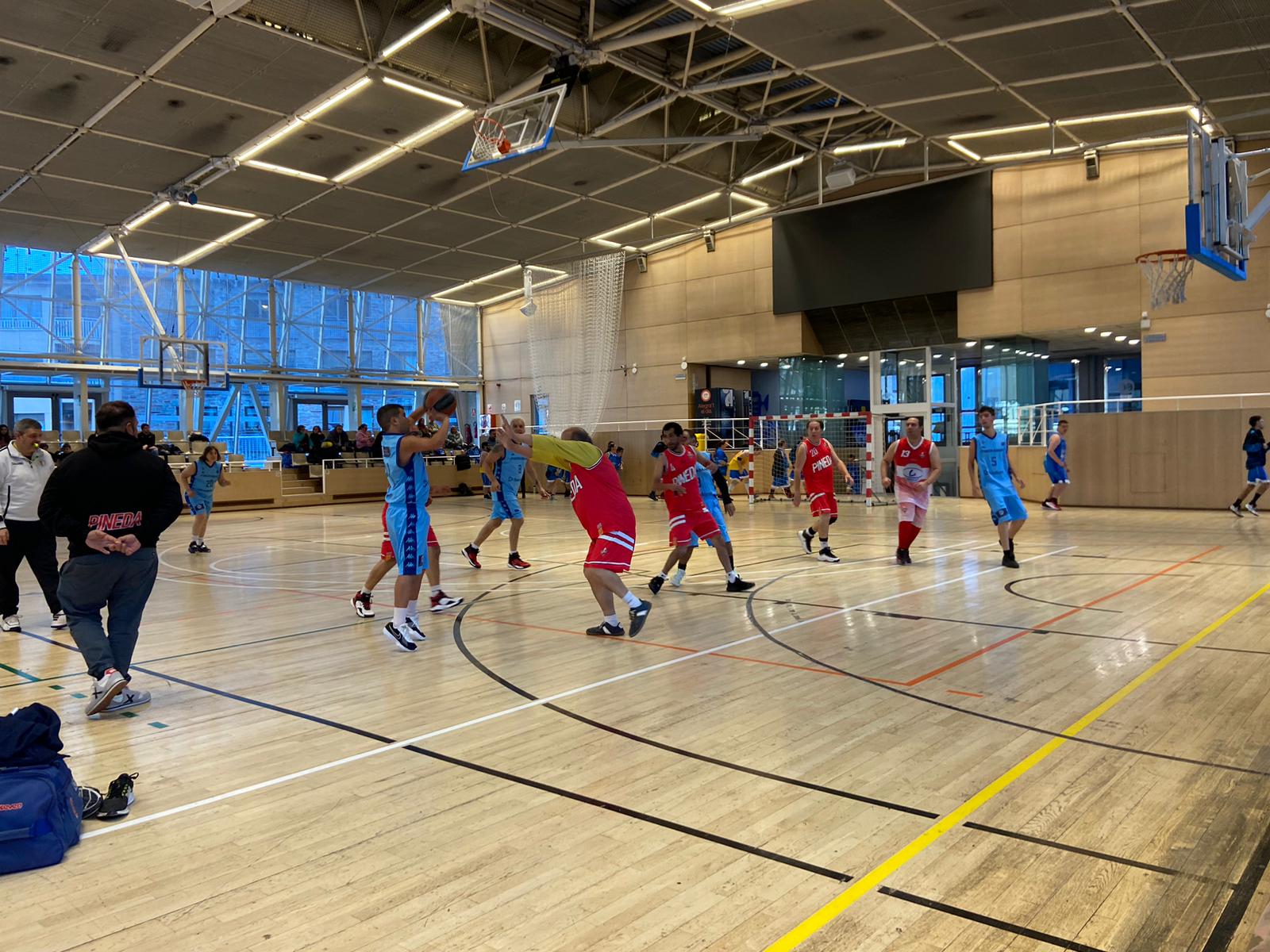 Un dels jugadors del MoraBanc Andorra, llençant a cistella.