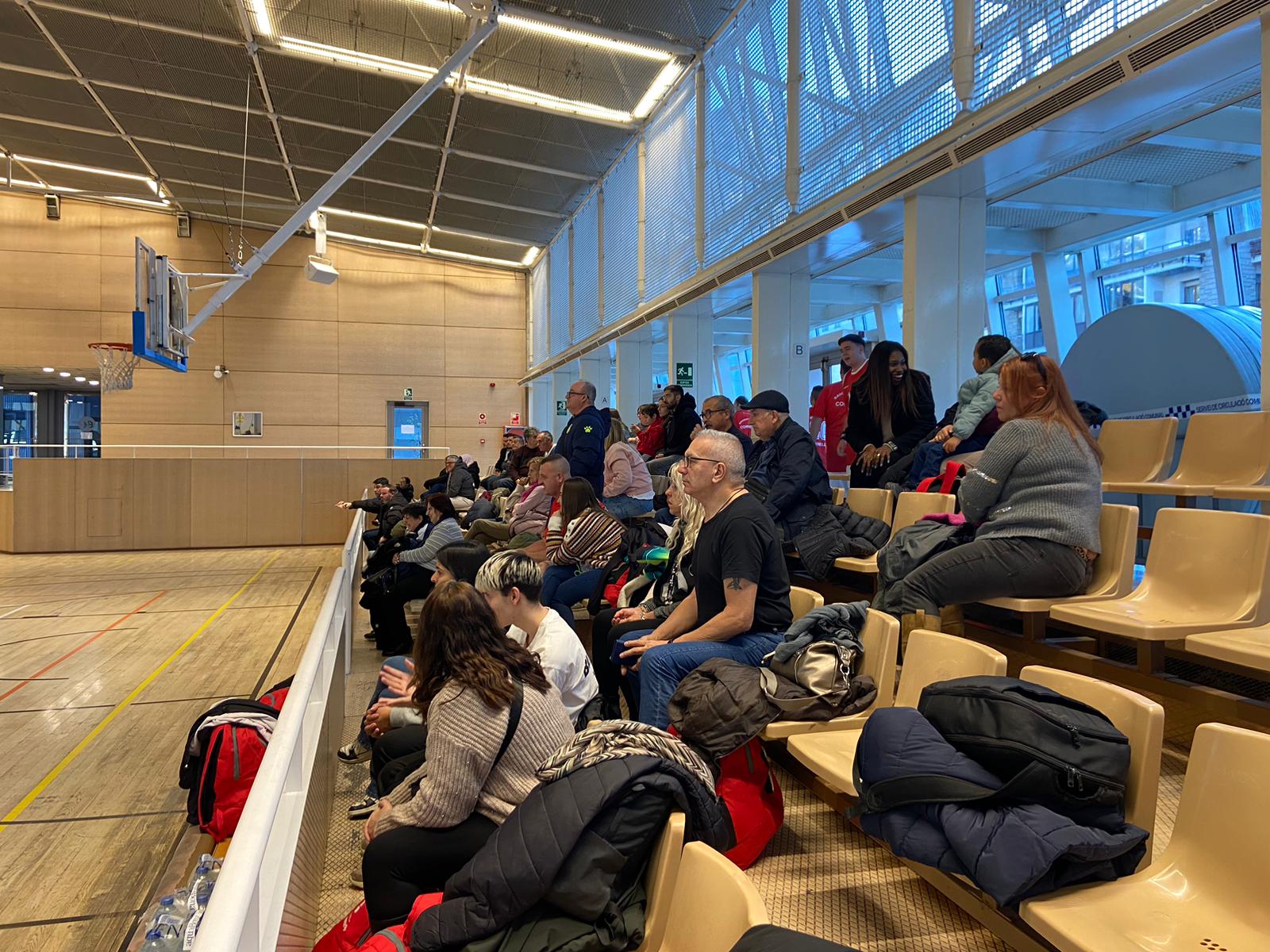 Les grades del Prat Gran s'han emplenat mica en mica per veure la jornada de bàsquet.