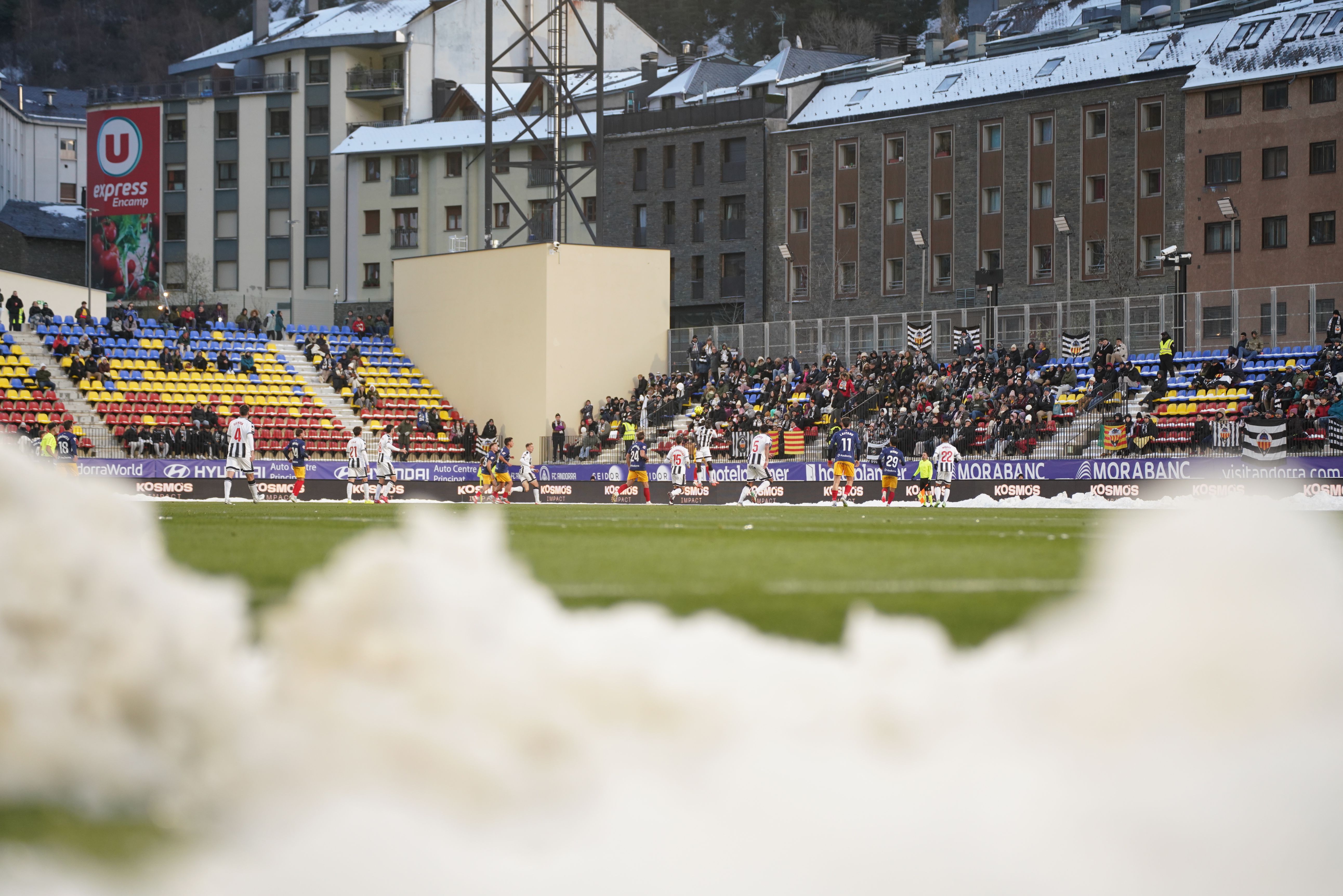 La neu, protagonista en una tarda en què el Castelló ha emplenat les graderies de l'estadi de la FAF.