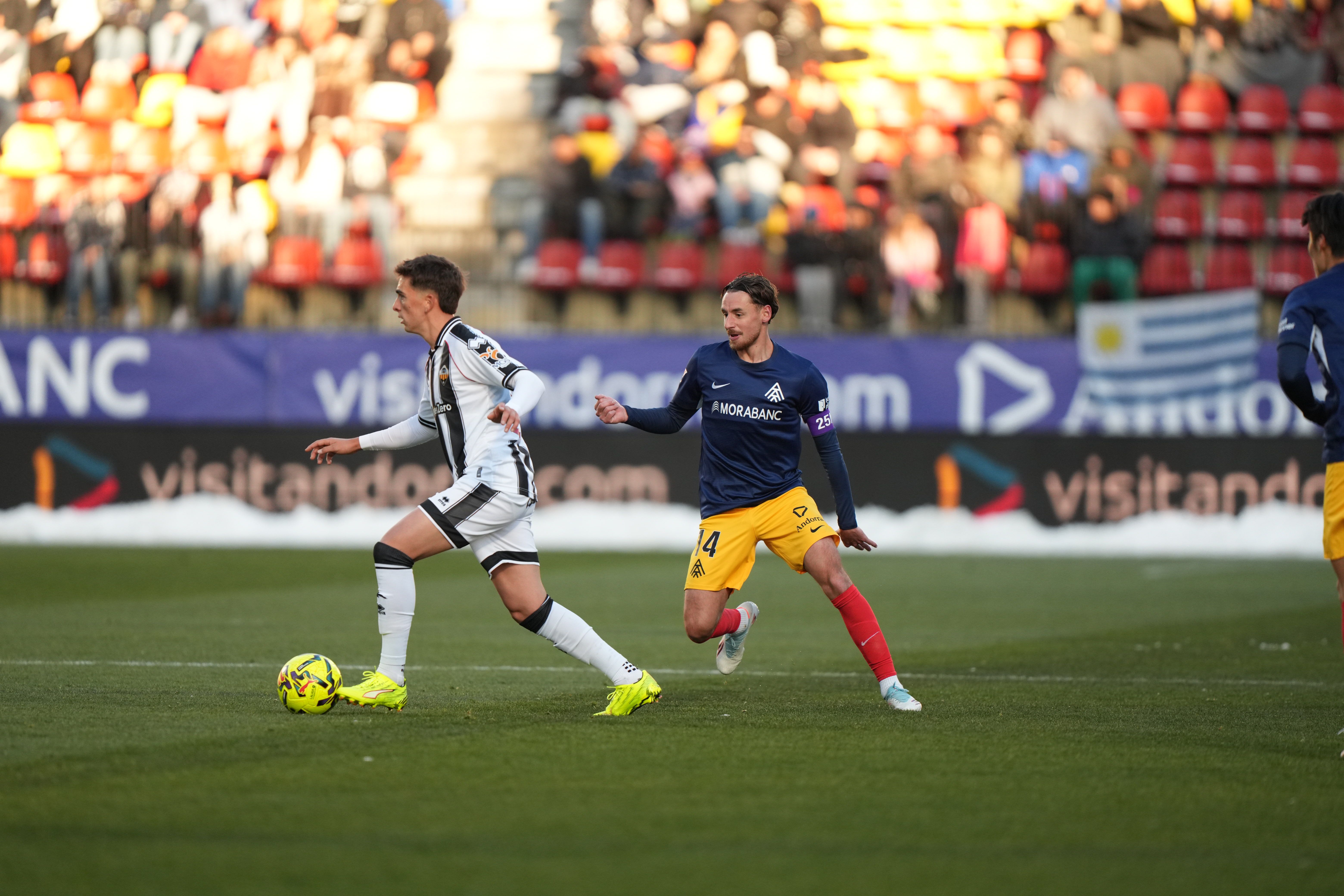 Molina, perseguint un dels jugadors del Castelló.