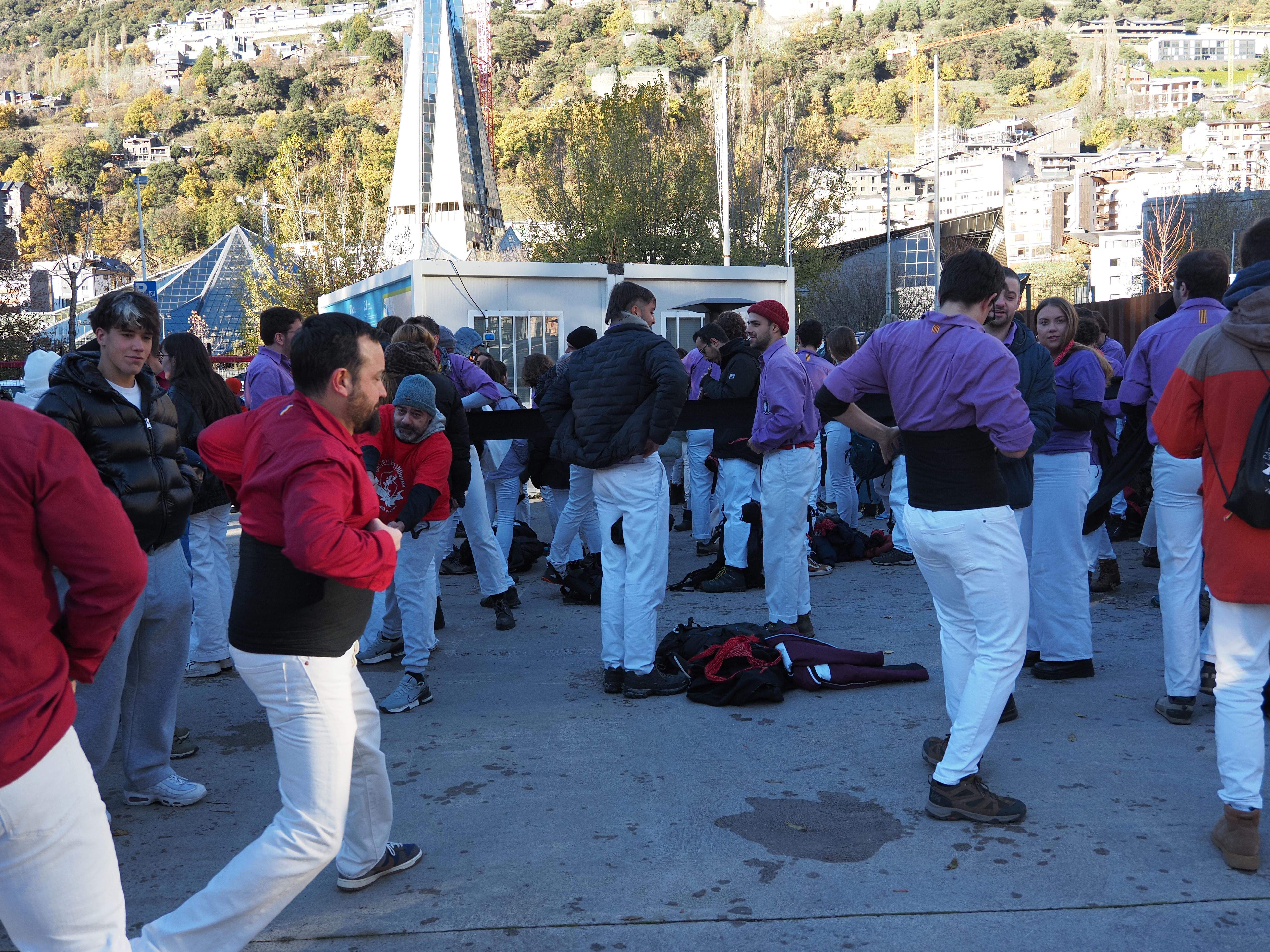 Membres de les colles enfaixant-se abans de l'actuació.