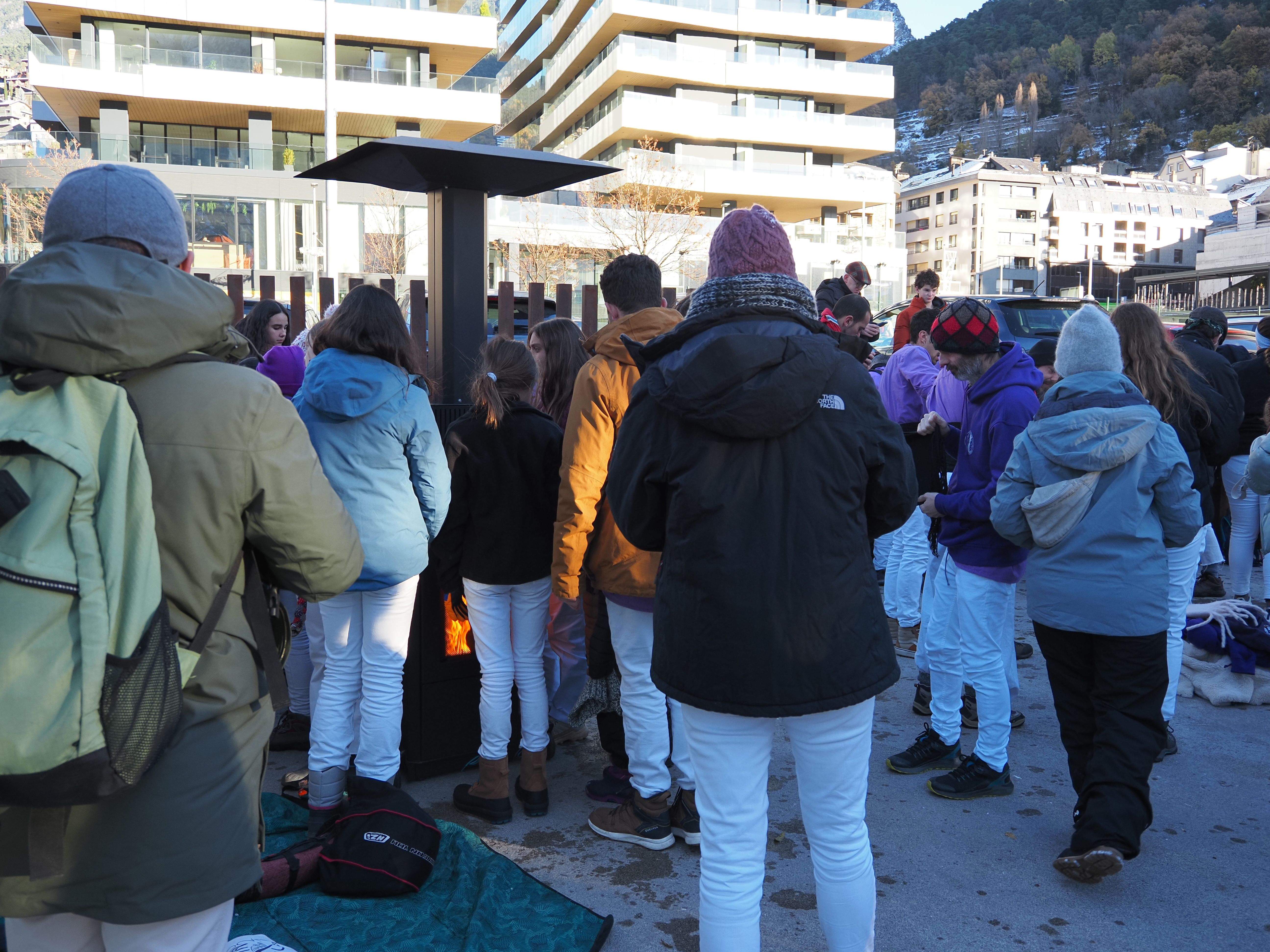 Els més petits escalfant-se en una de les estufes instal·lades.