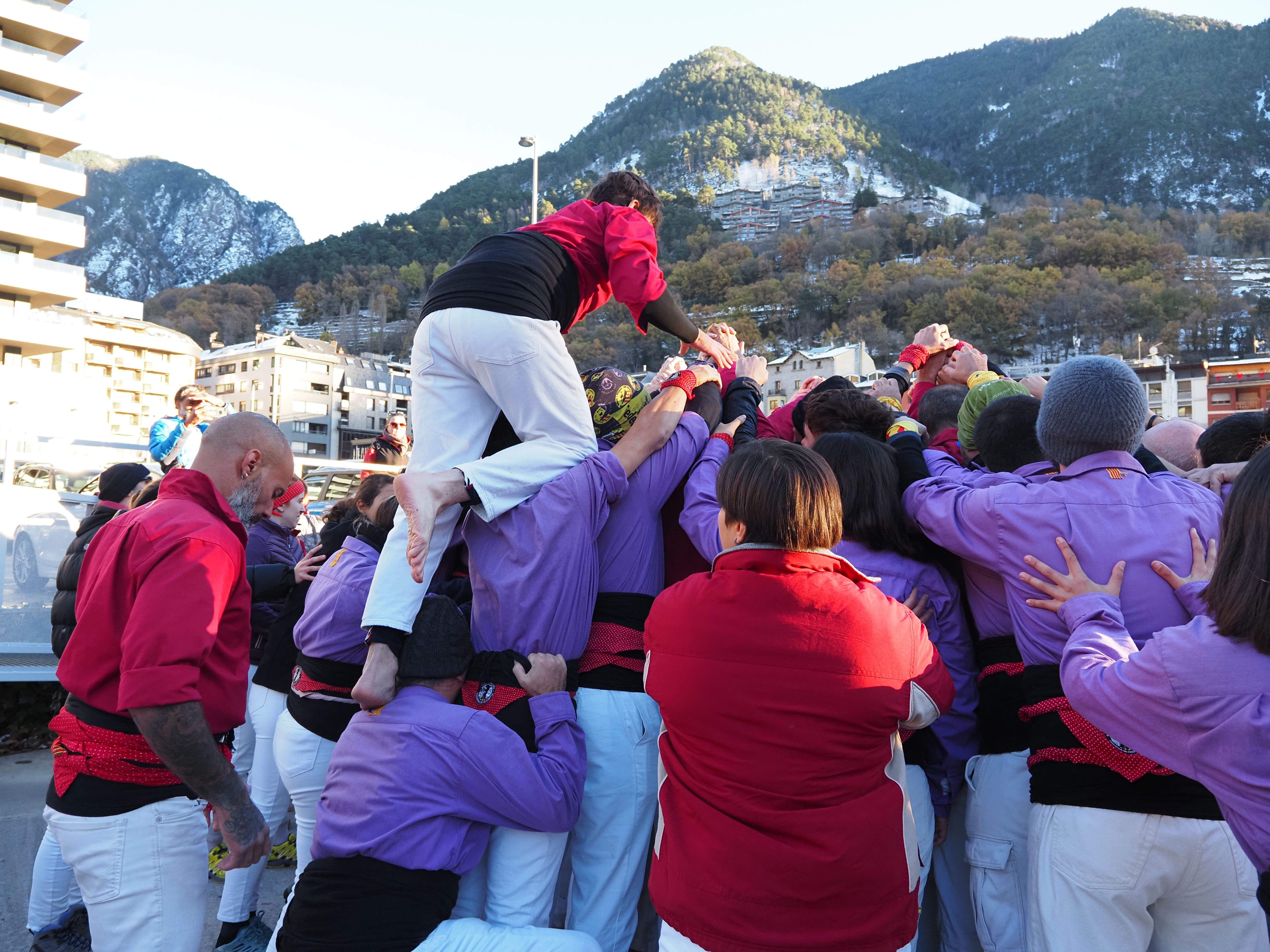 Els Castellers d'Andorra començant a construir un castell.