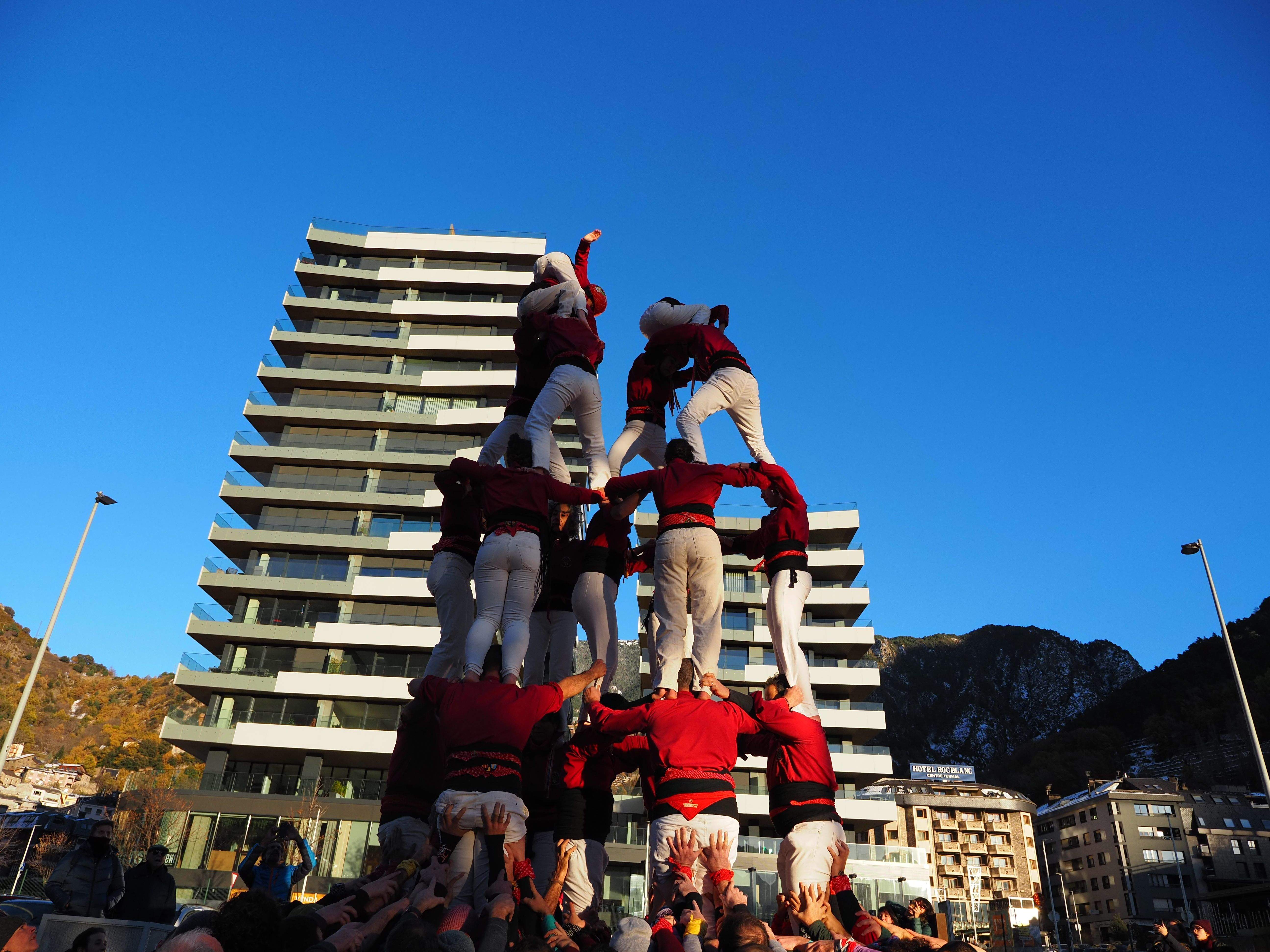 Els Castellers d'Andorra durant la seva actuació.