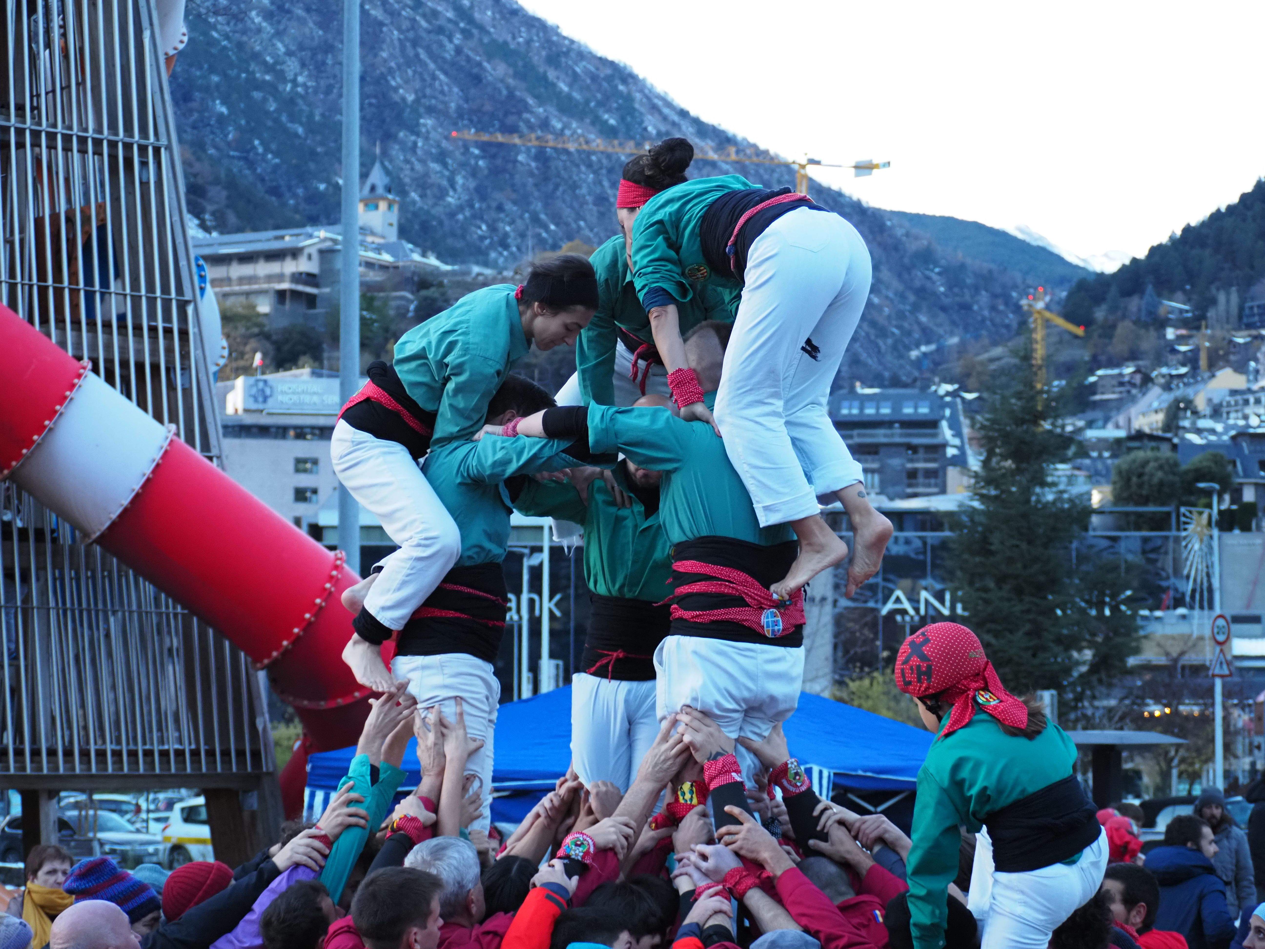 La Colla Jove de l'Hospitalet iniciant un castell.