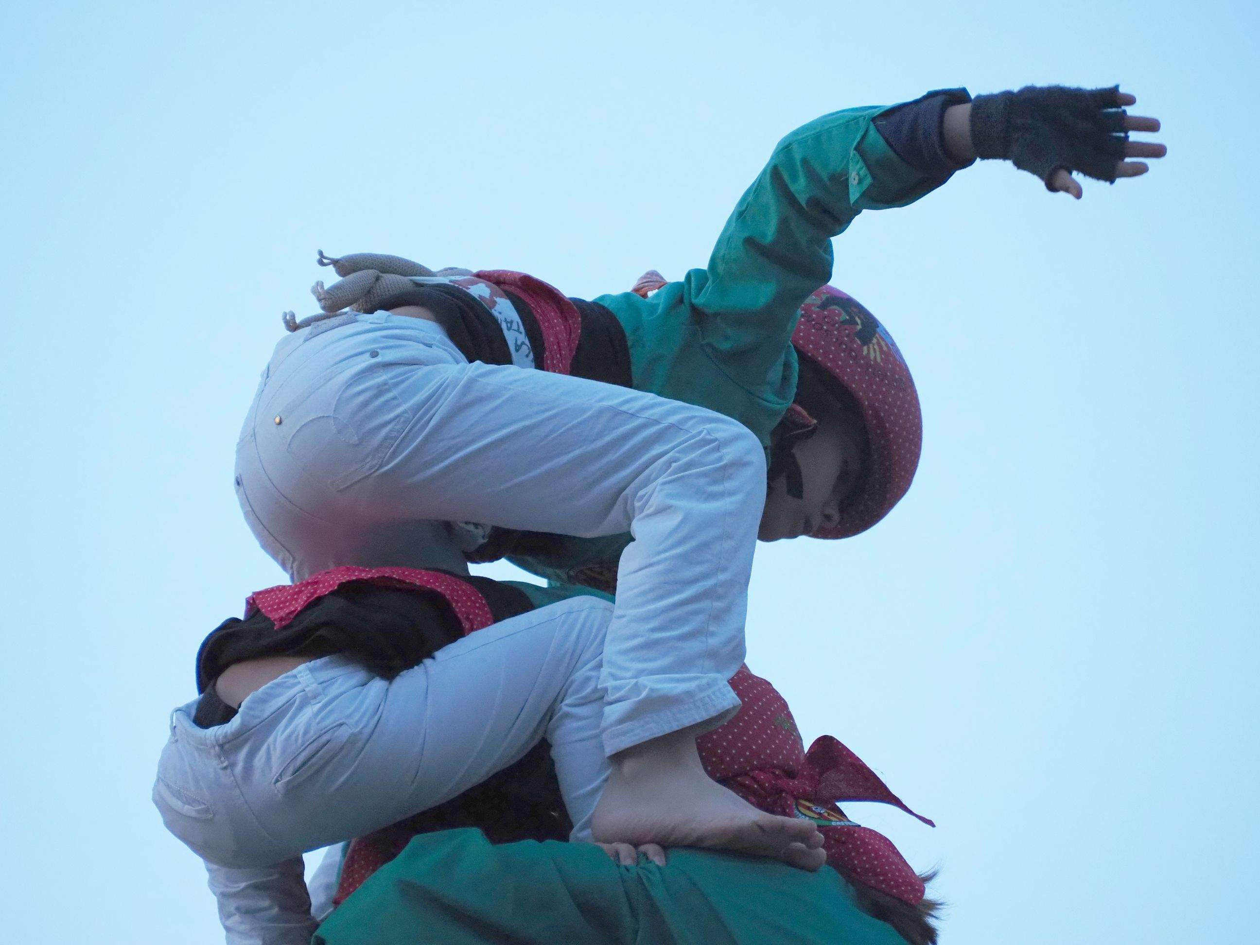 L'enxaneta corona una de les construccions de la colla de l'Hospitalet.