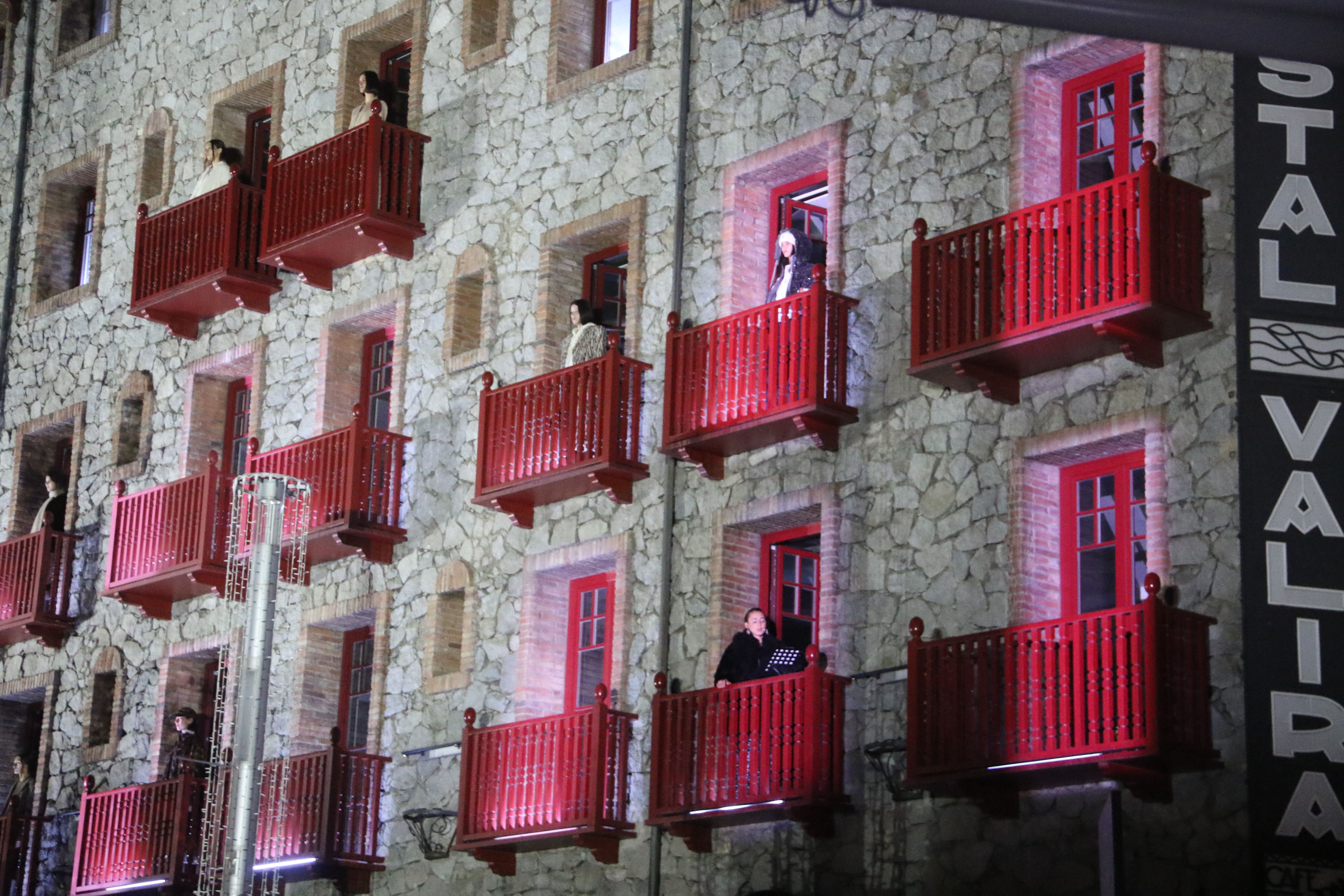 Els models han aparegut en primer lloc en les finestres de l'antic hotel Valira.