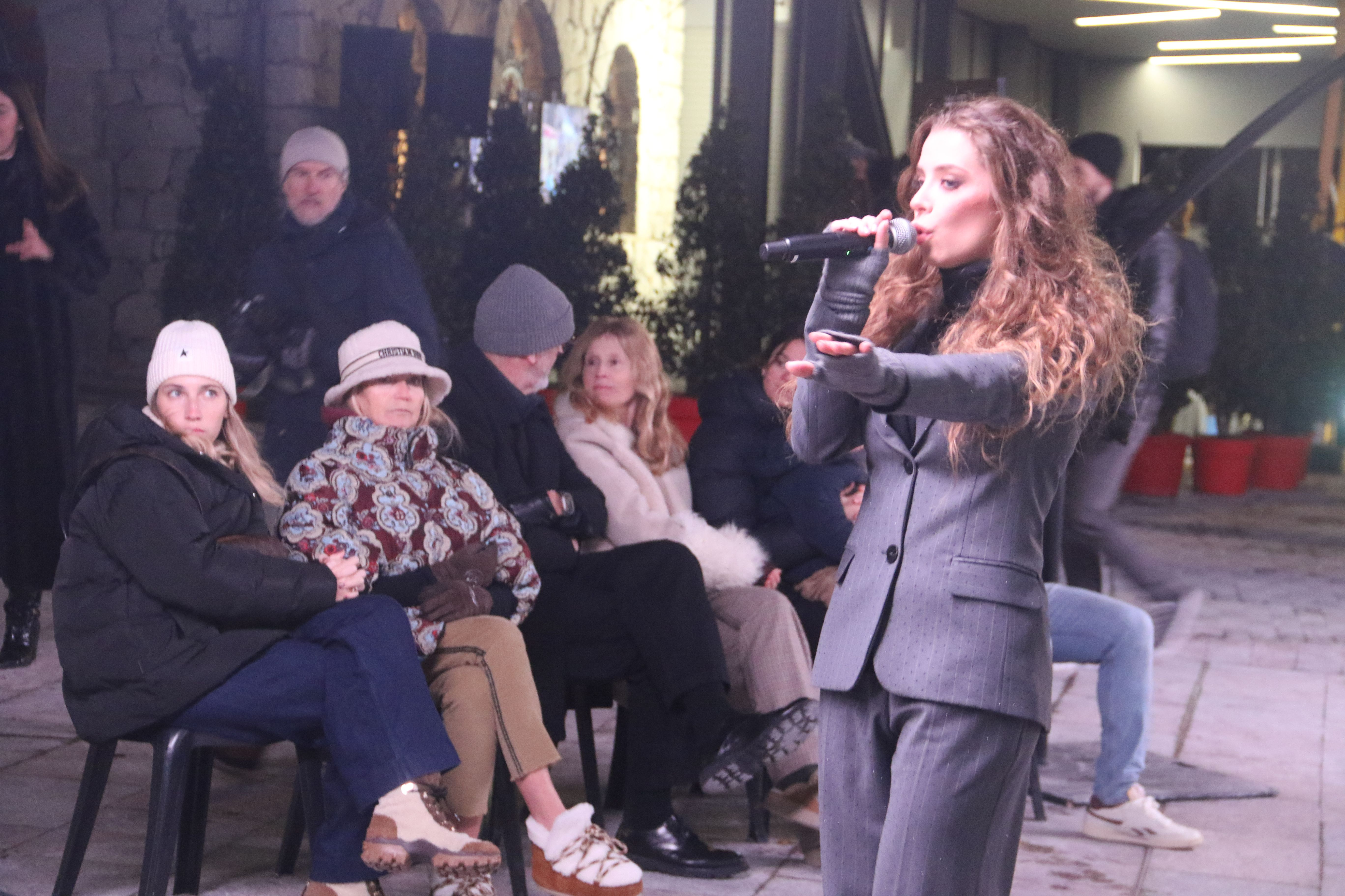 Clàudia Torrent, l'alter ego de 'SiSi Bon' ha ofert la desfilada amb la seva versió de l''Hallelujah'.