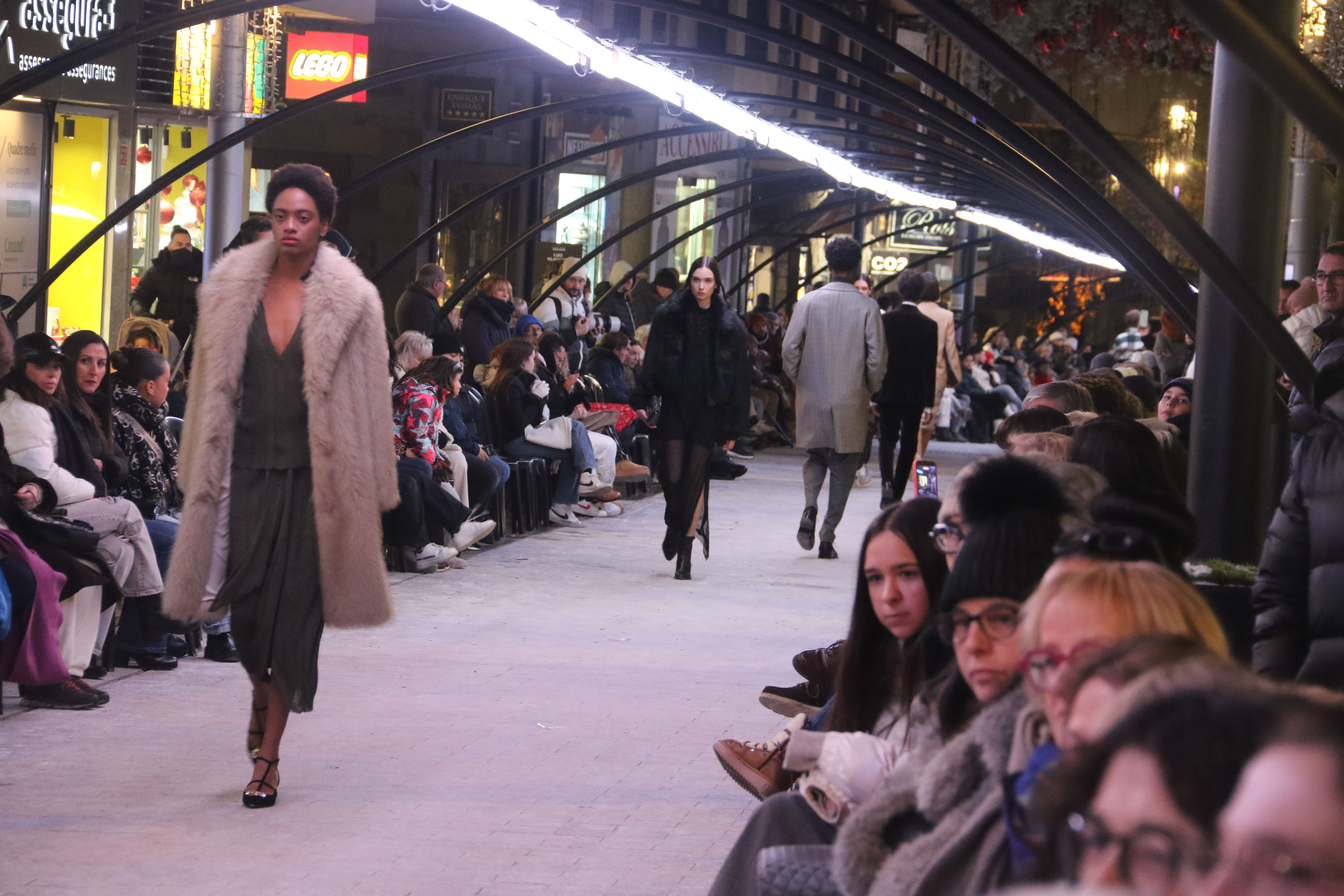 En la desfilada hi han aparegut mig centenar de joves models.