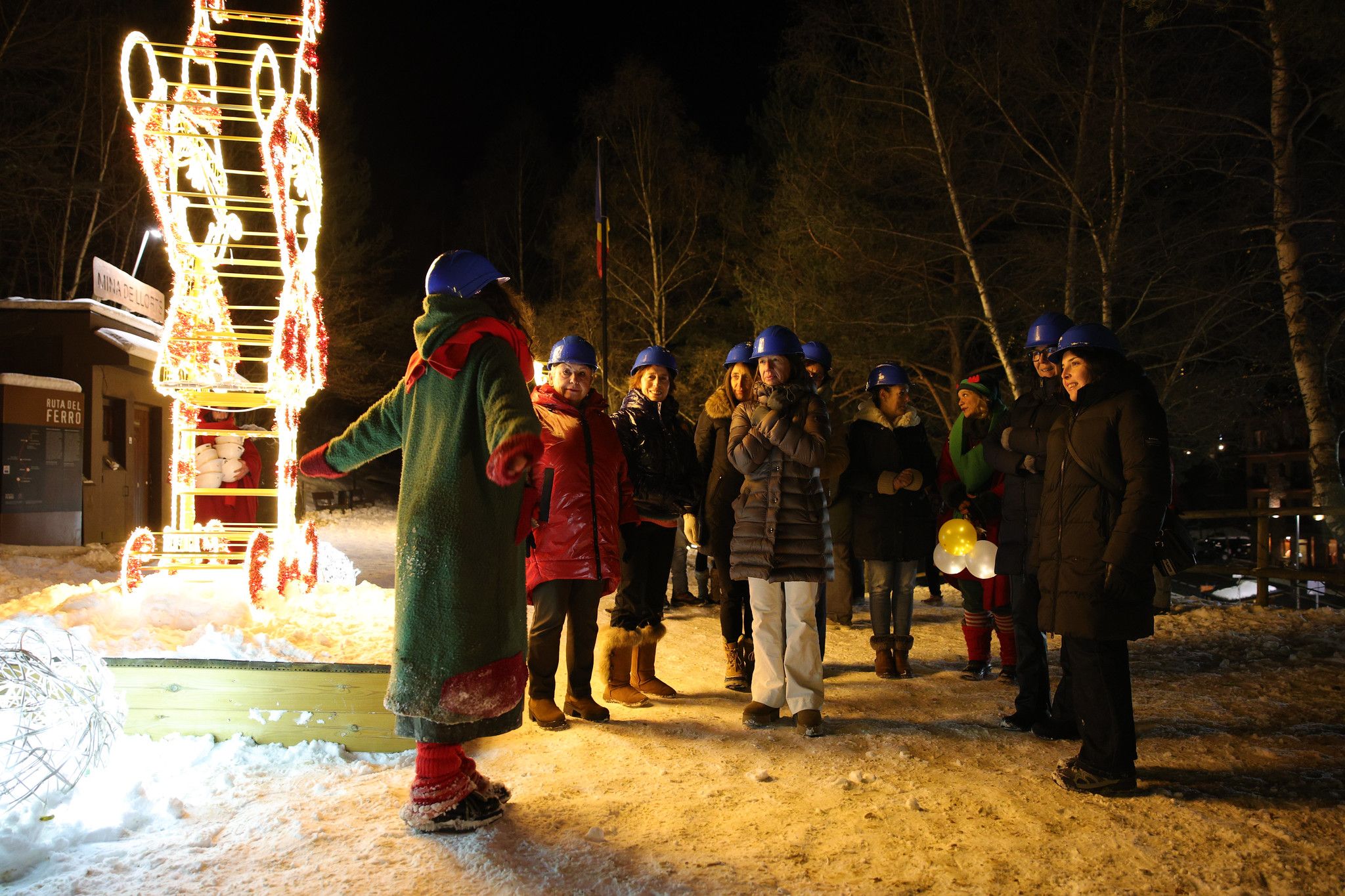 Les autoritats durant la visita al Cercle Màgic.