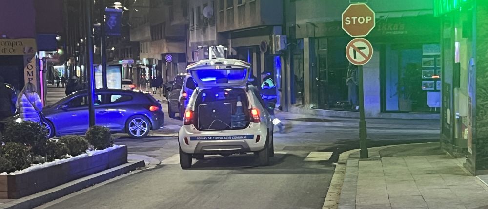 El vehicle dels agents de circulació al punt on hi ha hagut la topada.