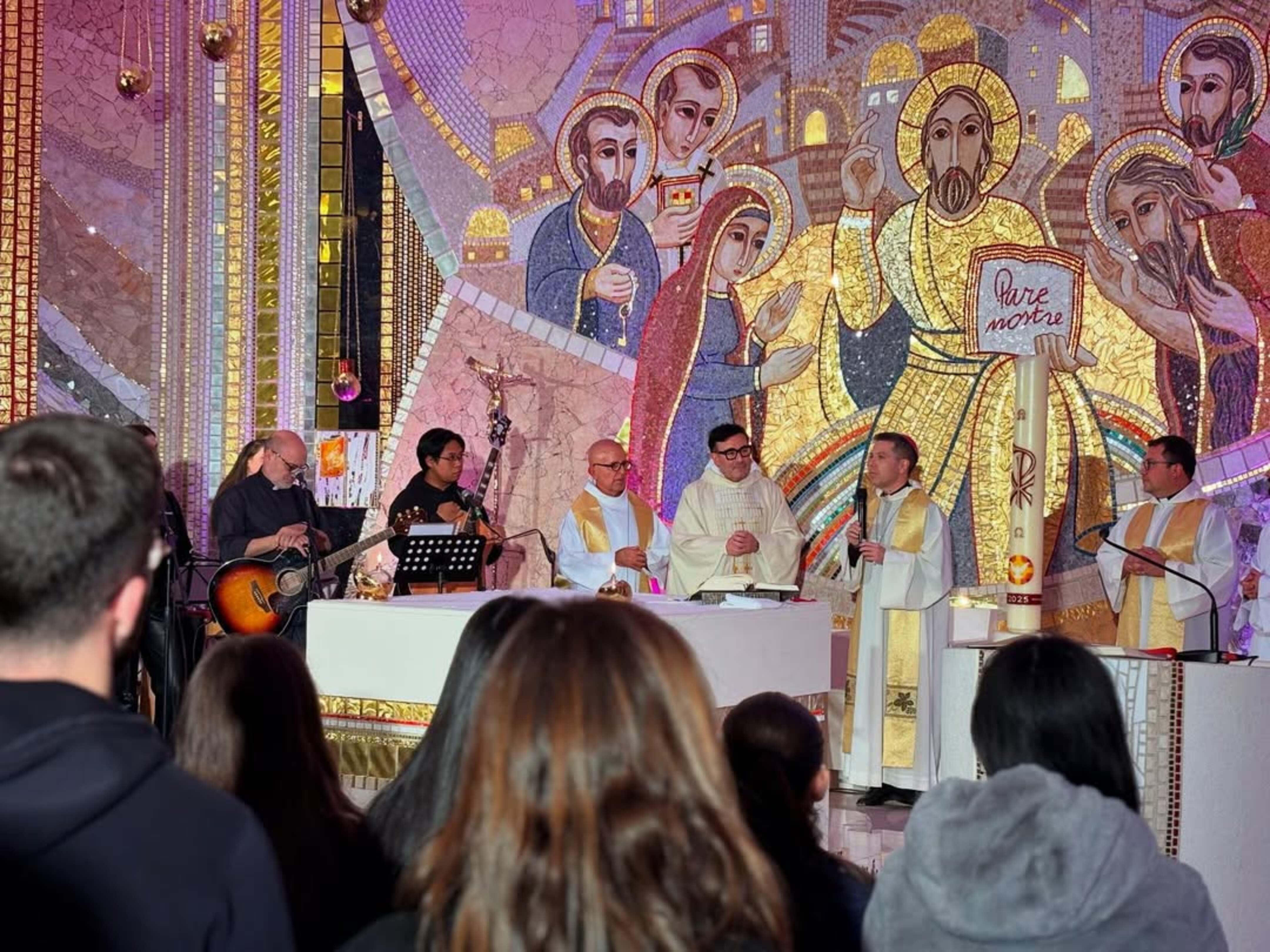 El bisbe d'Urgell dirigint-se als presents en les paraules finals de l'eucaristia.