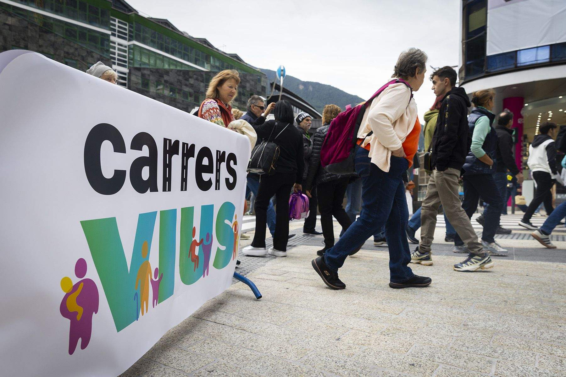 Vianants passejant per l'avinguda Meritxell tancada al trànsit en el marc del projecte Carrers Vius.