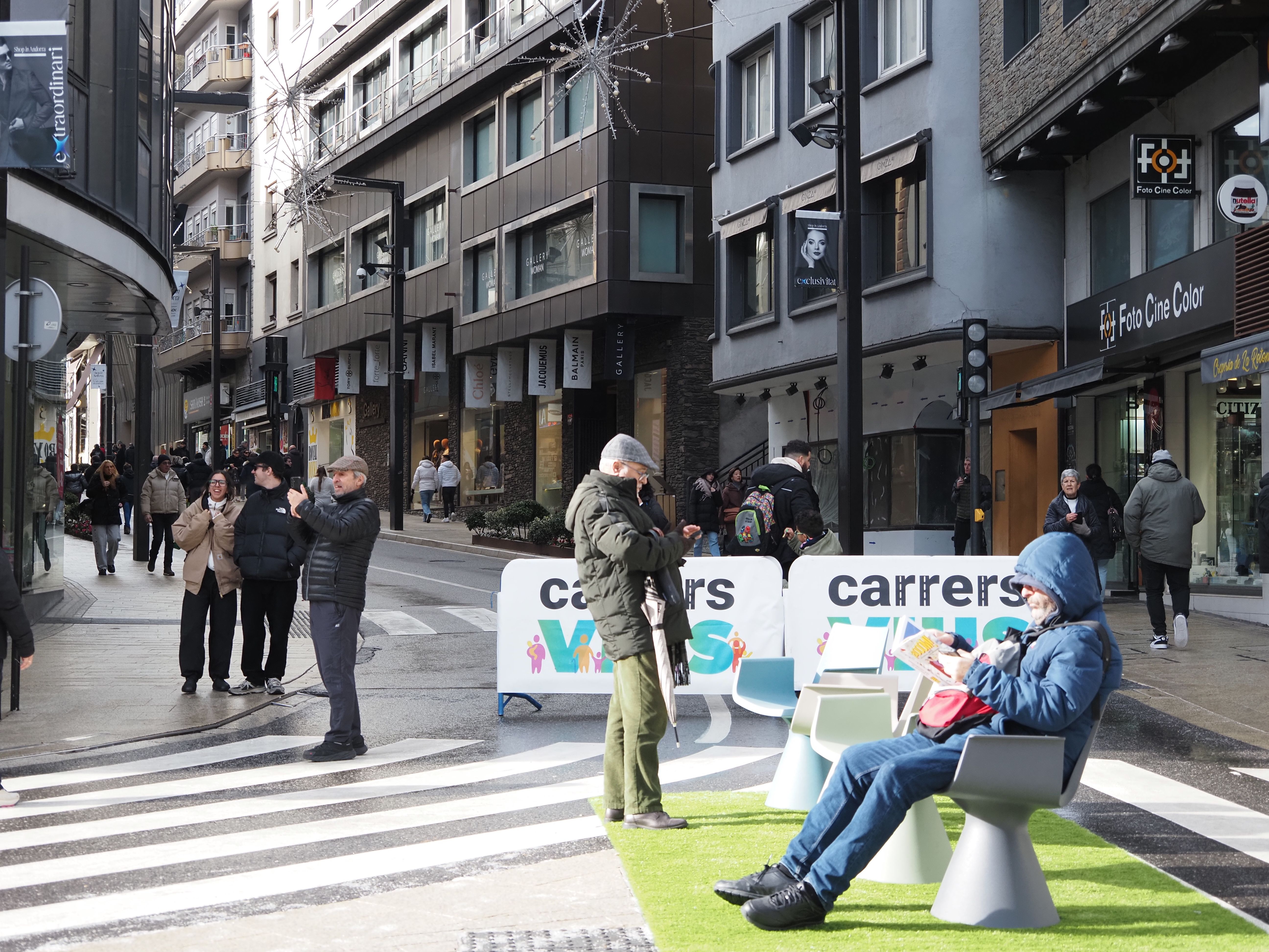 Vianants en el tram per a vianants de l'avinguda Meritxell del projecte Carrers Vius aquest diumenge.