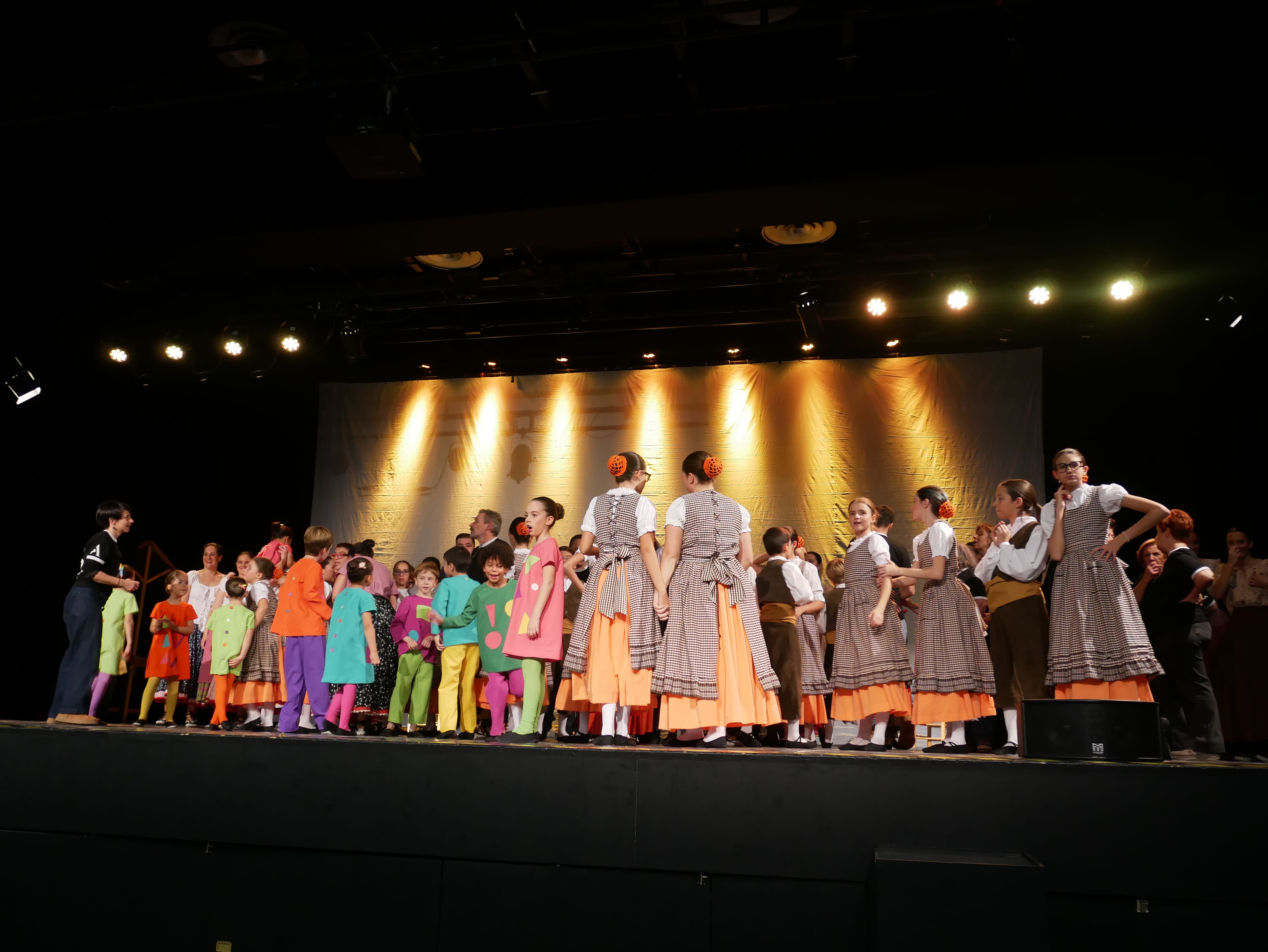 Membres de l'esbart a l'escenari del Prat del Roure durant el festival de tardor.