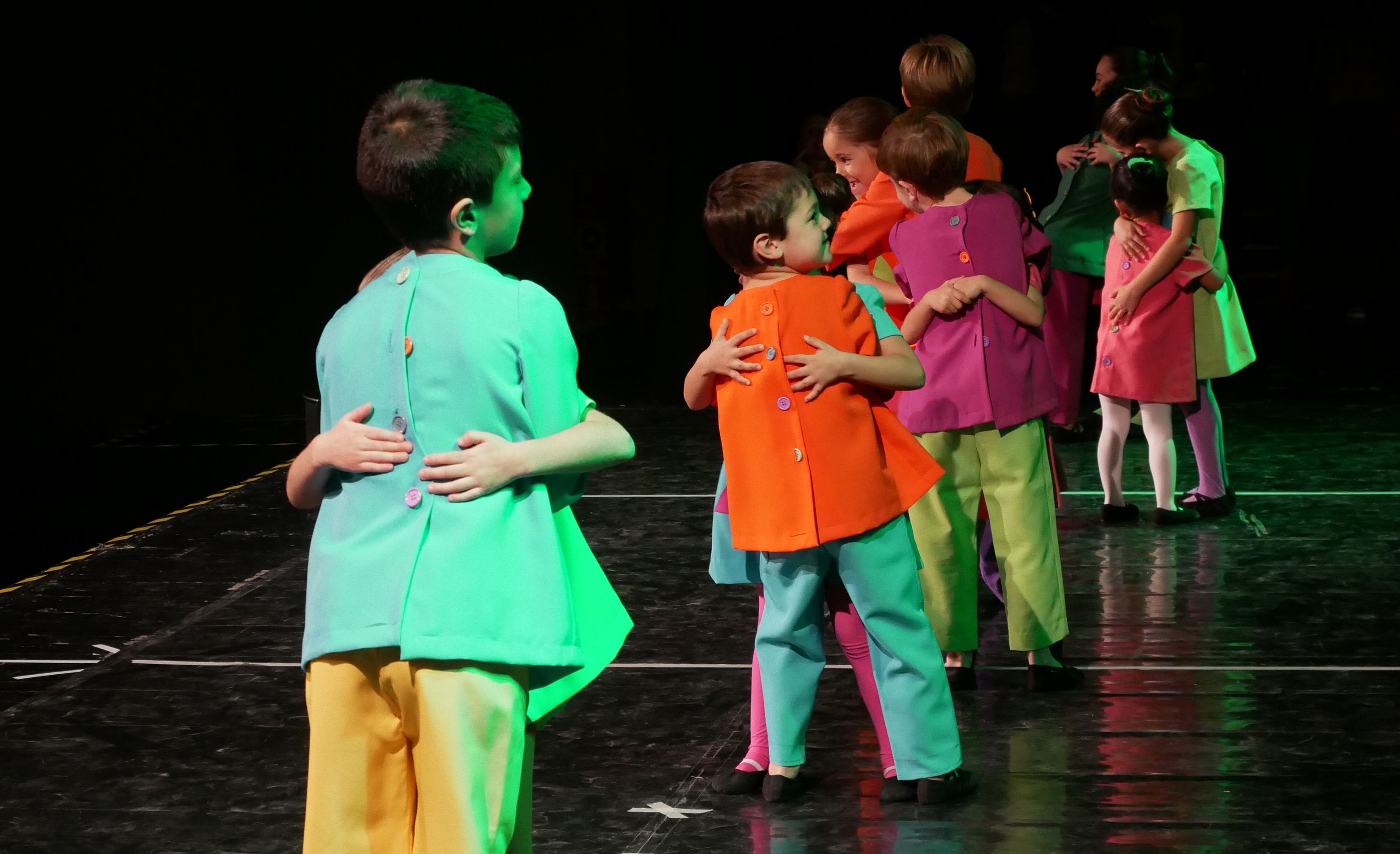 Els més petits de l'esbart durant la seva actuació.