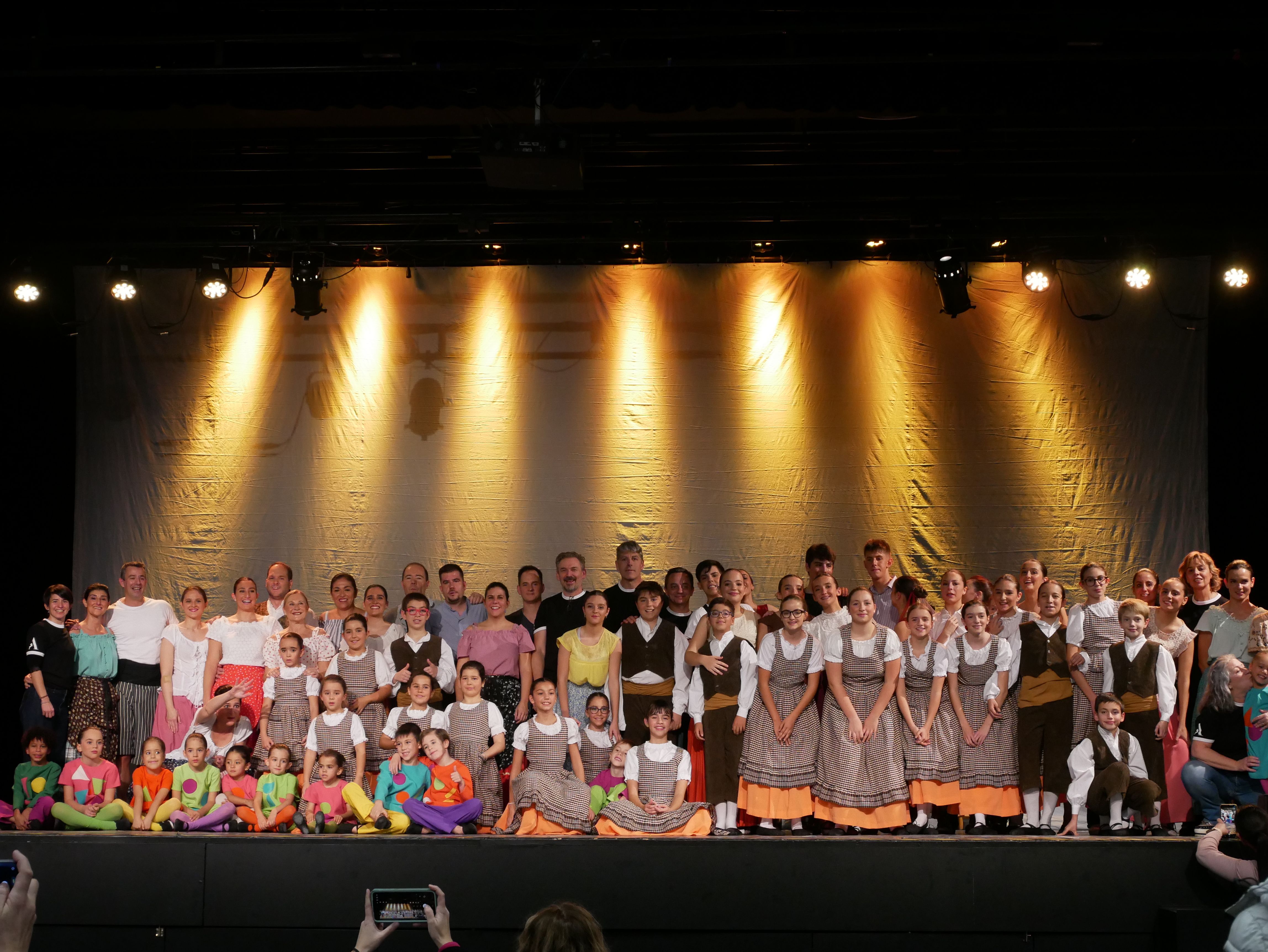 Foto de família de l'esbart al final del festival.