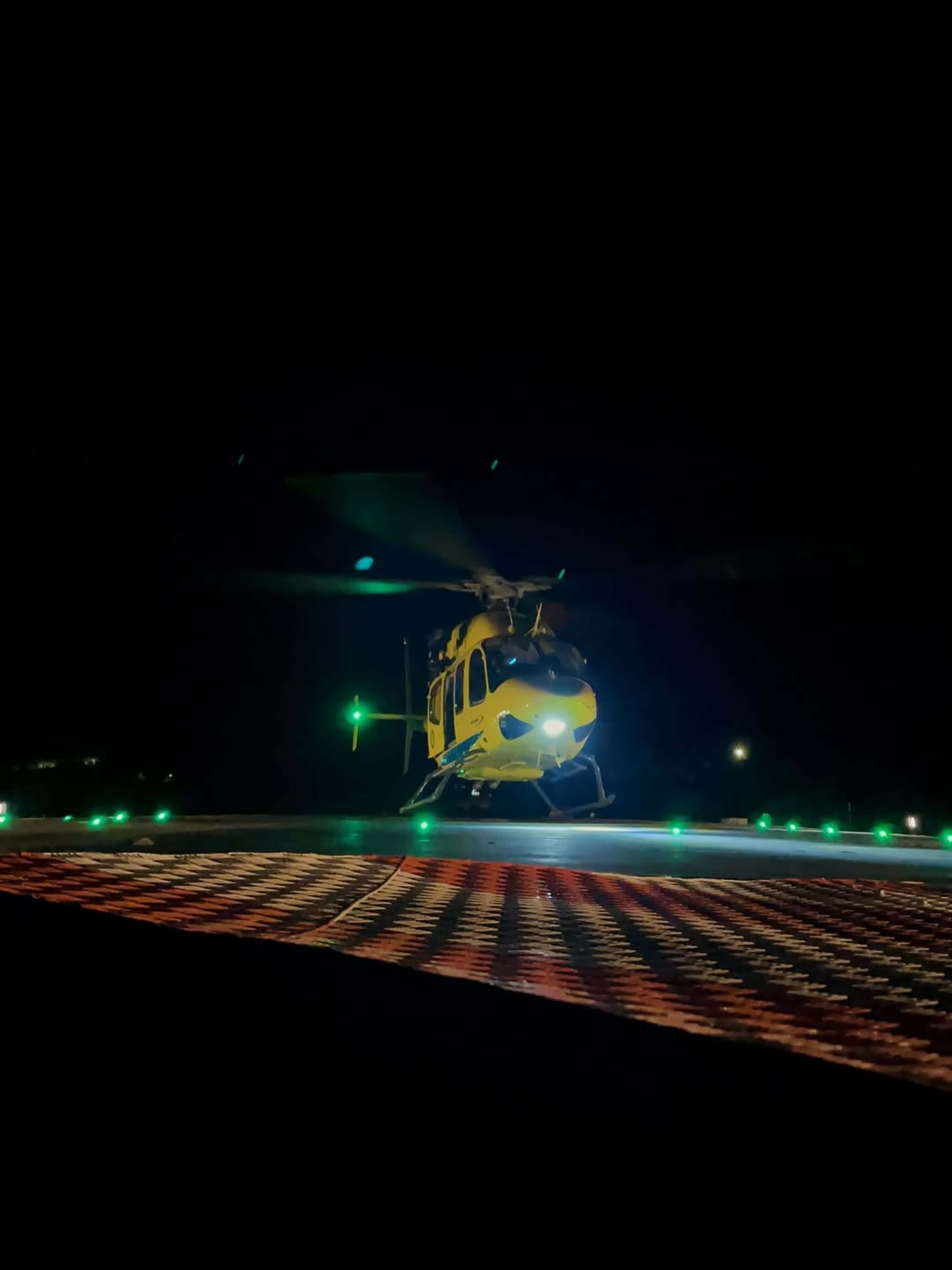 Els bombers s'han desplaçat fins a lloc en helicòpter. Els bombers s'han desplaçat fins a lloc en helicòpter.