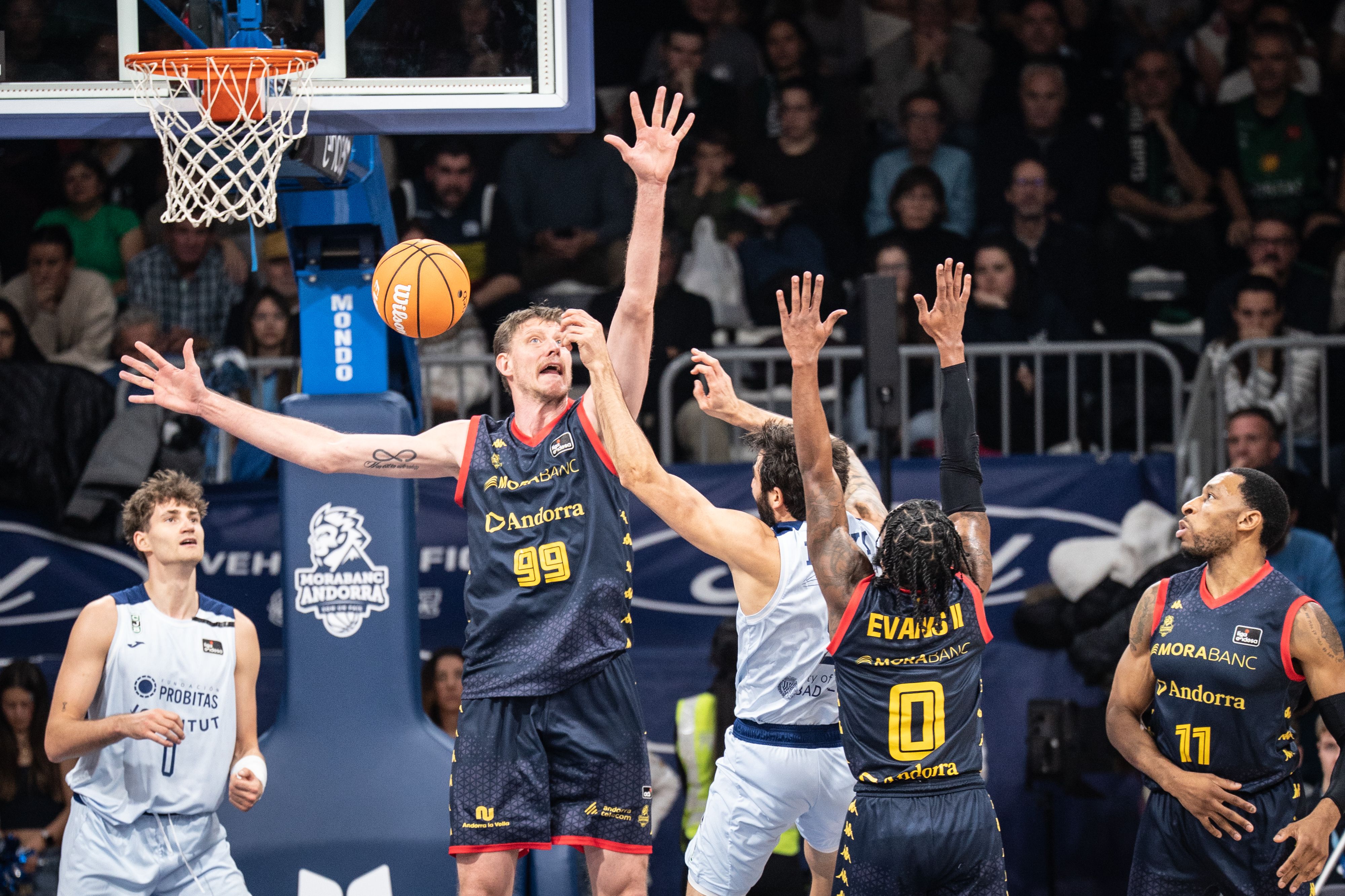 Ricky Rubio, defensat per Pustovyi i Evans a la Bombonera.