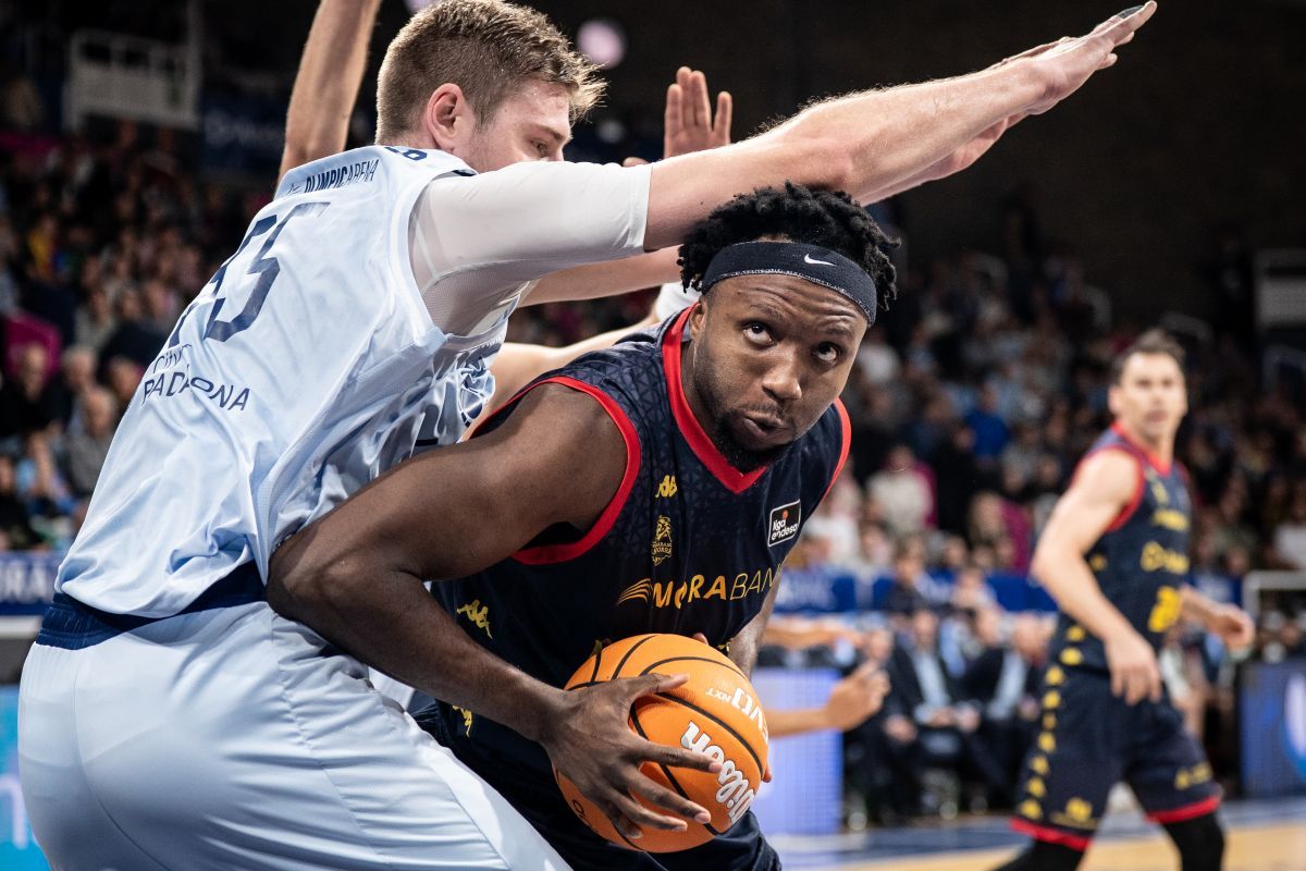 Morris Udeze, imponent sota cistella quan ha jugat.