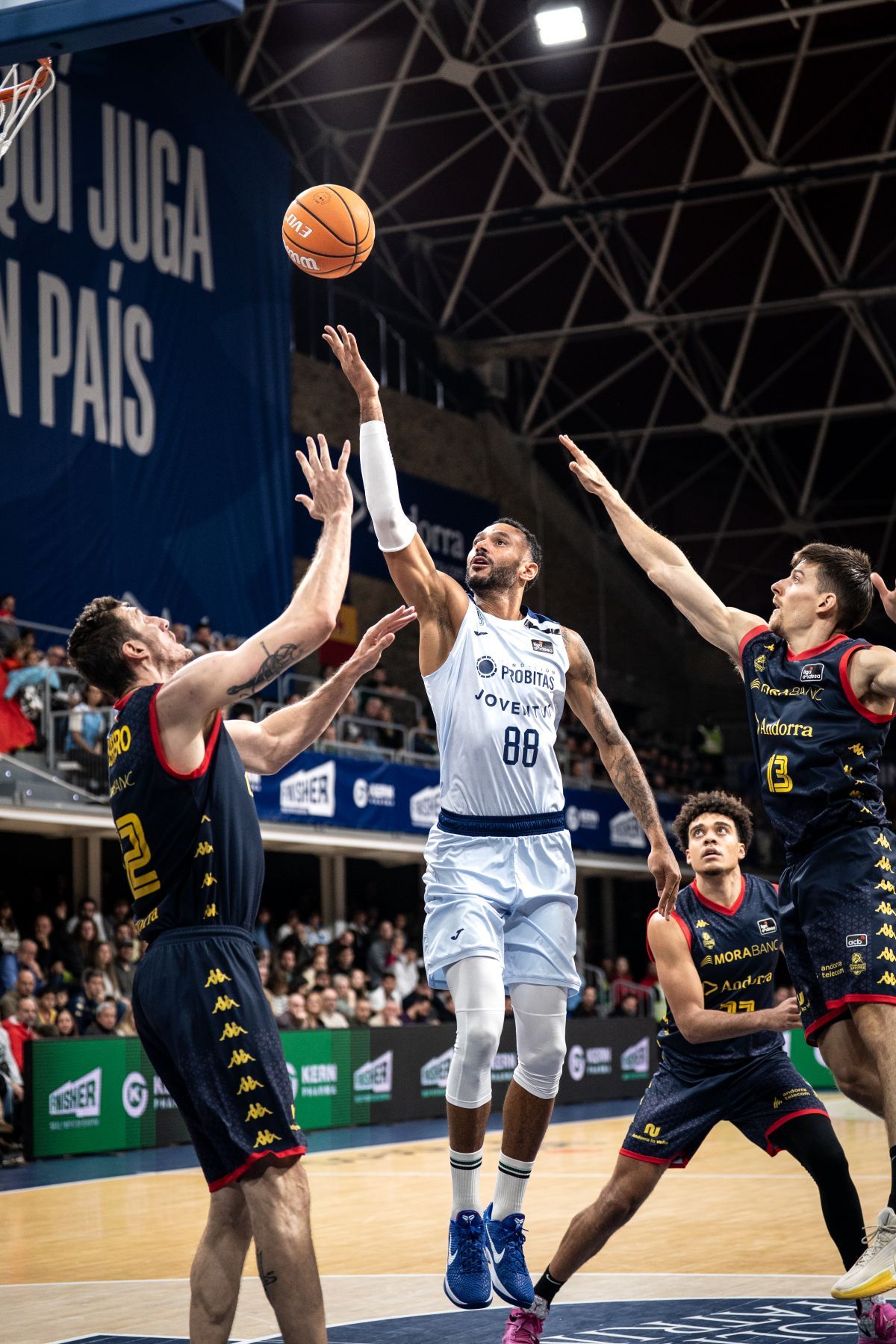 Adam Hanga, anotant davant la mirada dels tricolors.