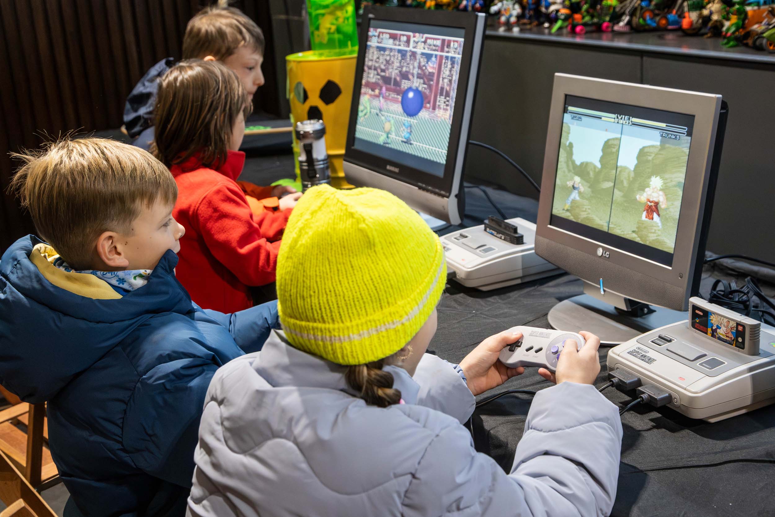 Infants provant els jocs retro.