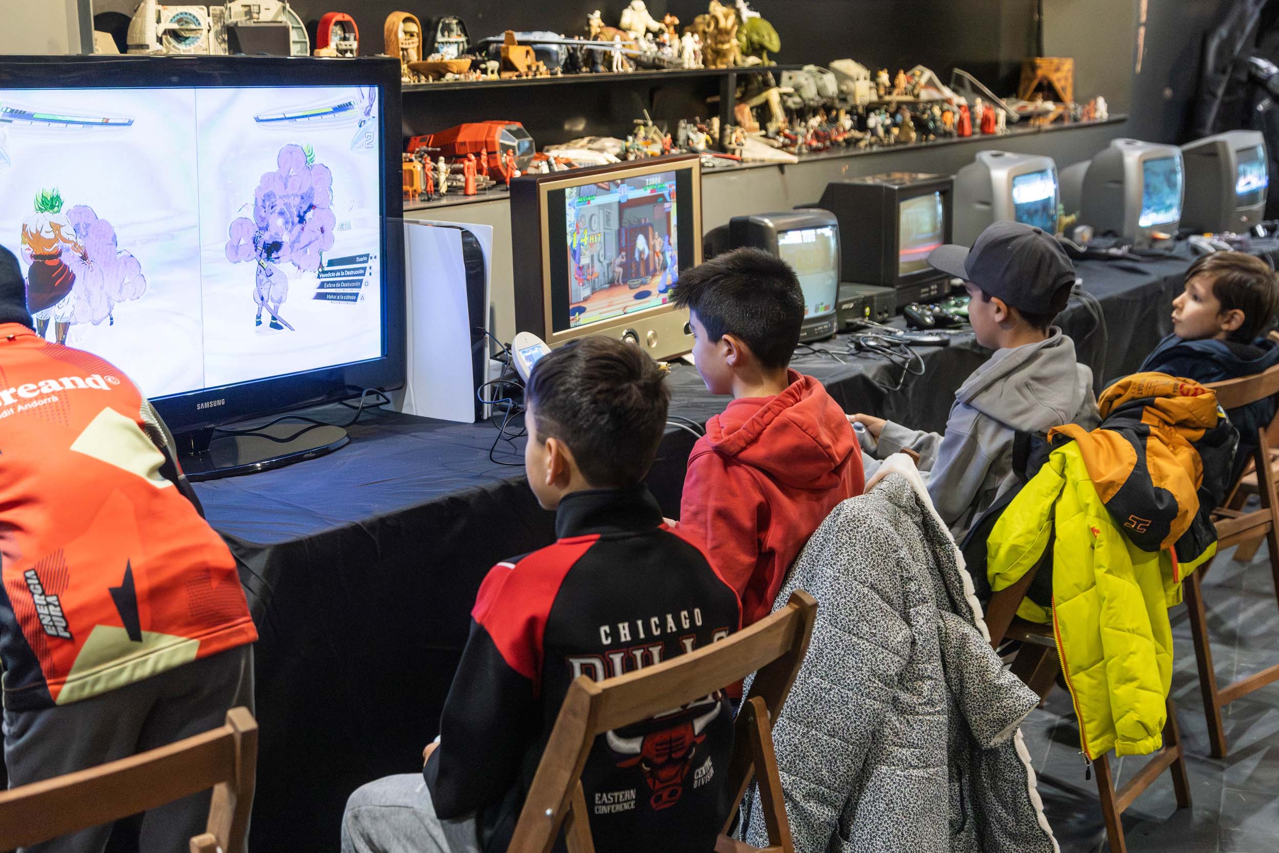 Infants a la zona de videojocs.