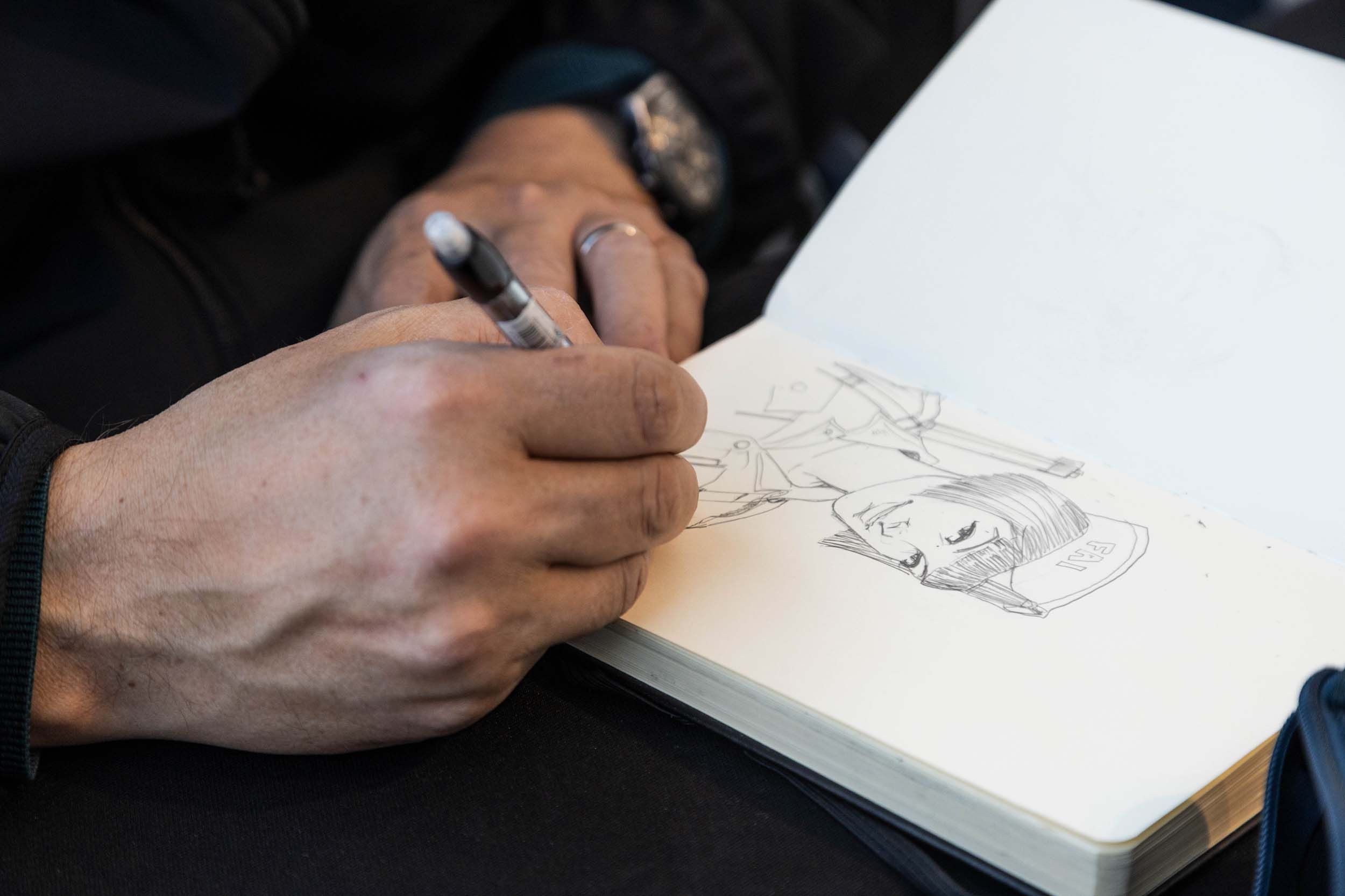 Un dels autors fent una il·lustració.