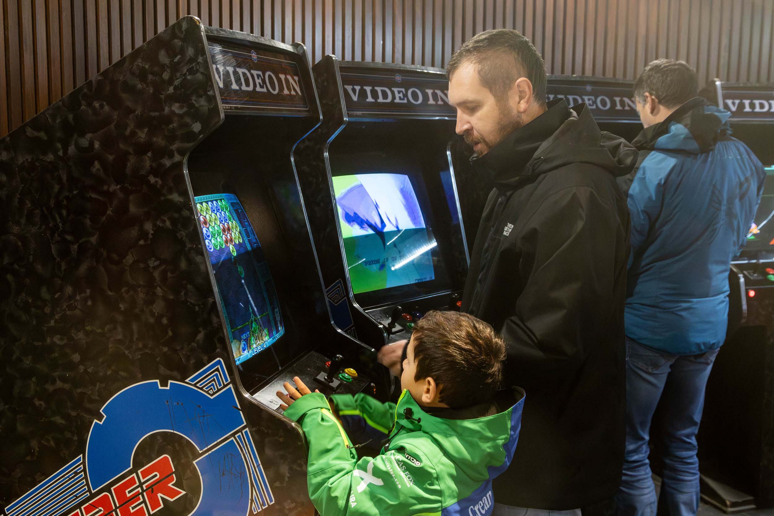 Assistents a la Massana Còmic a la zona de jocs retro.