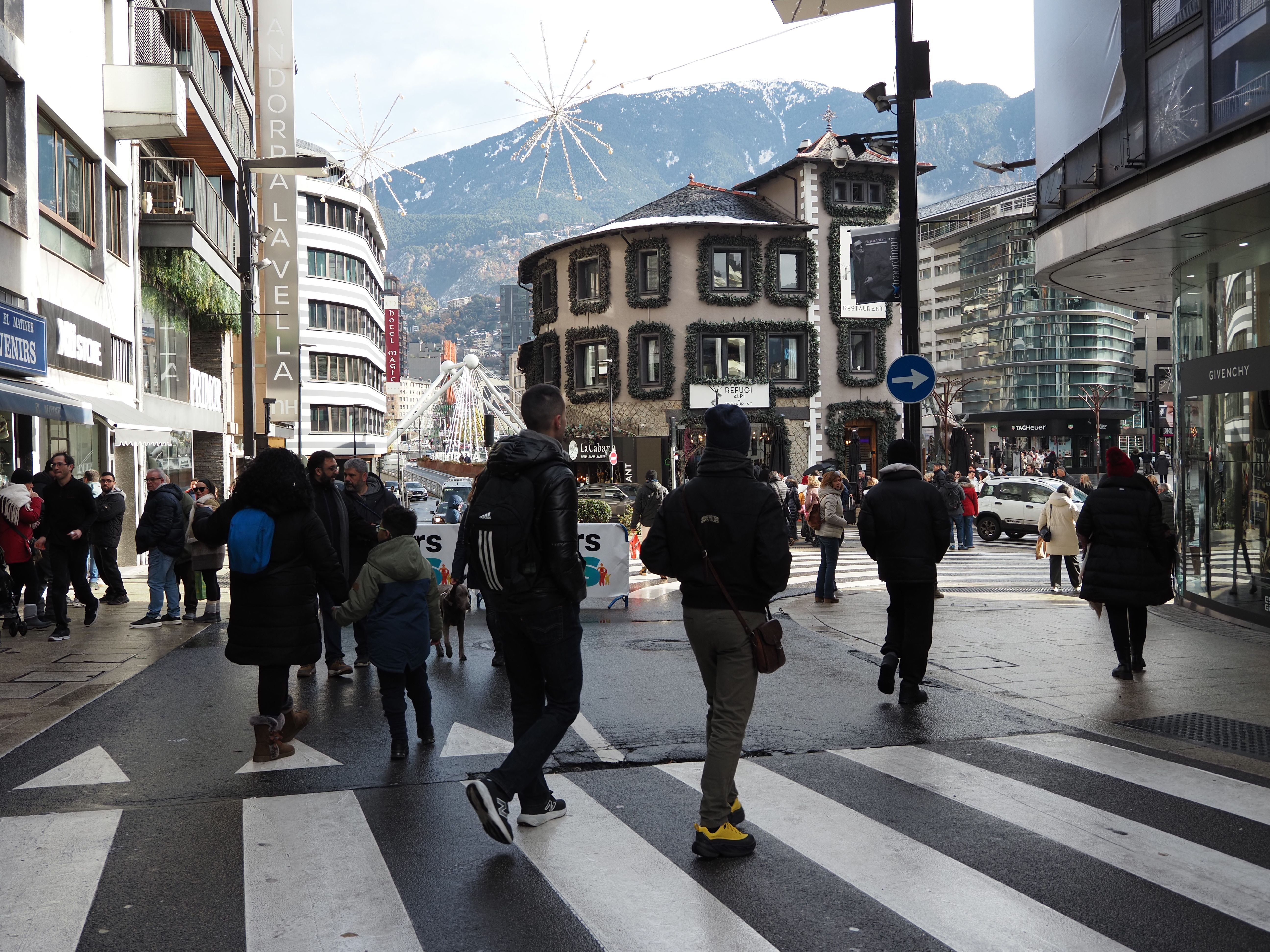 Vianants per l'avinguda Meritxell.