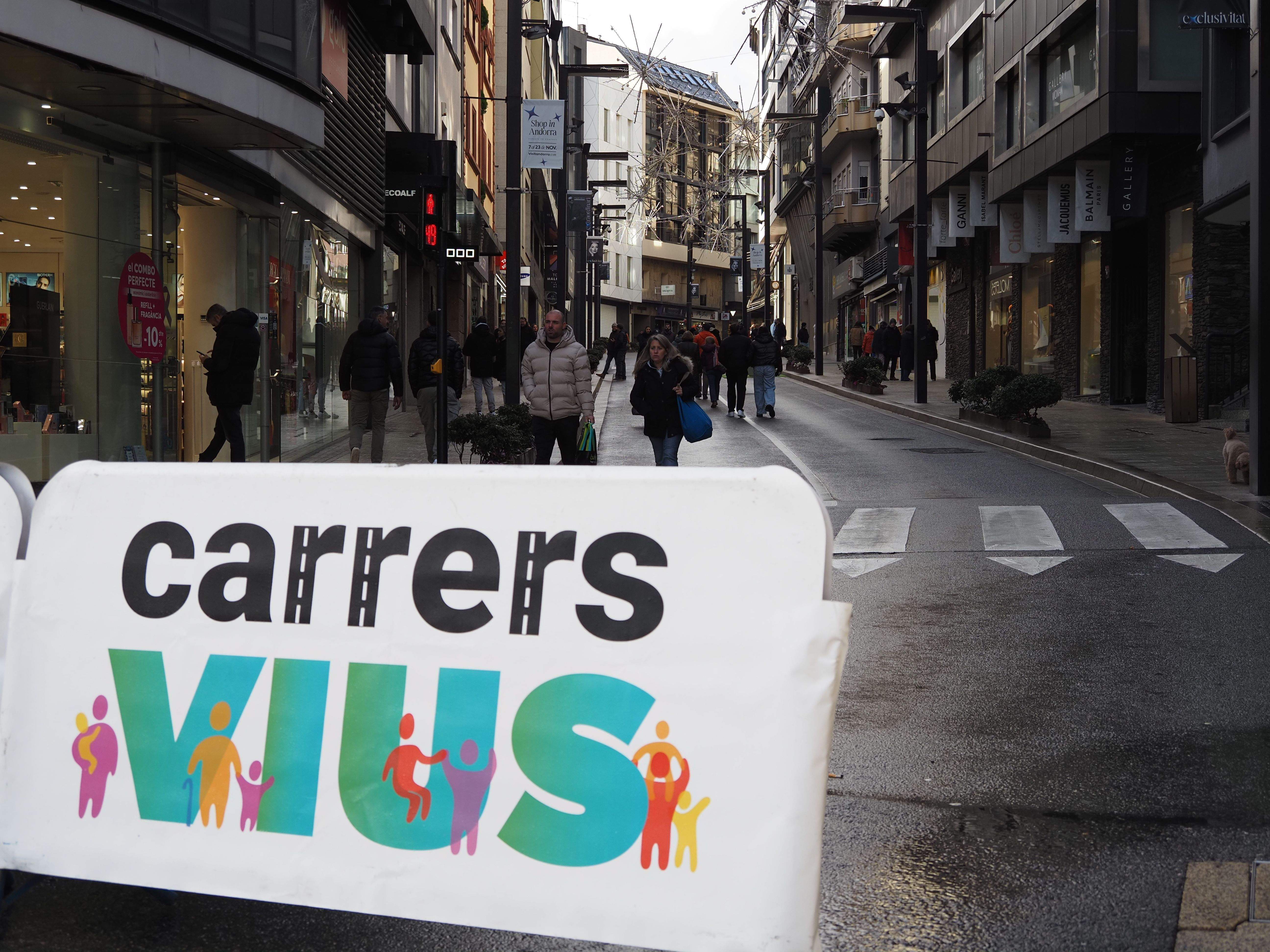 Vianants passejant per l'avinguda Meritxell durant un diumenge de la iniciativa Carrers Vius.