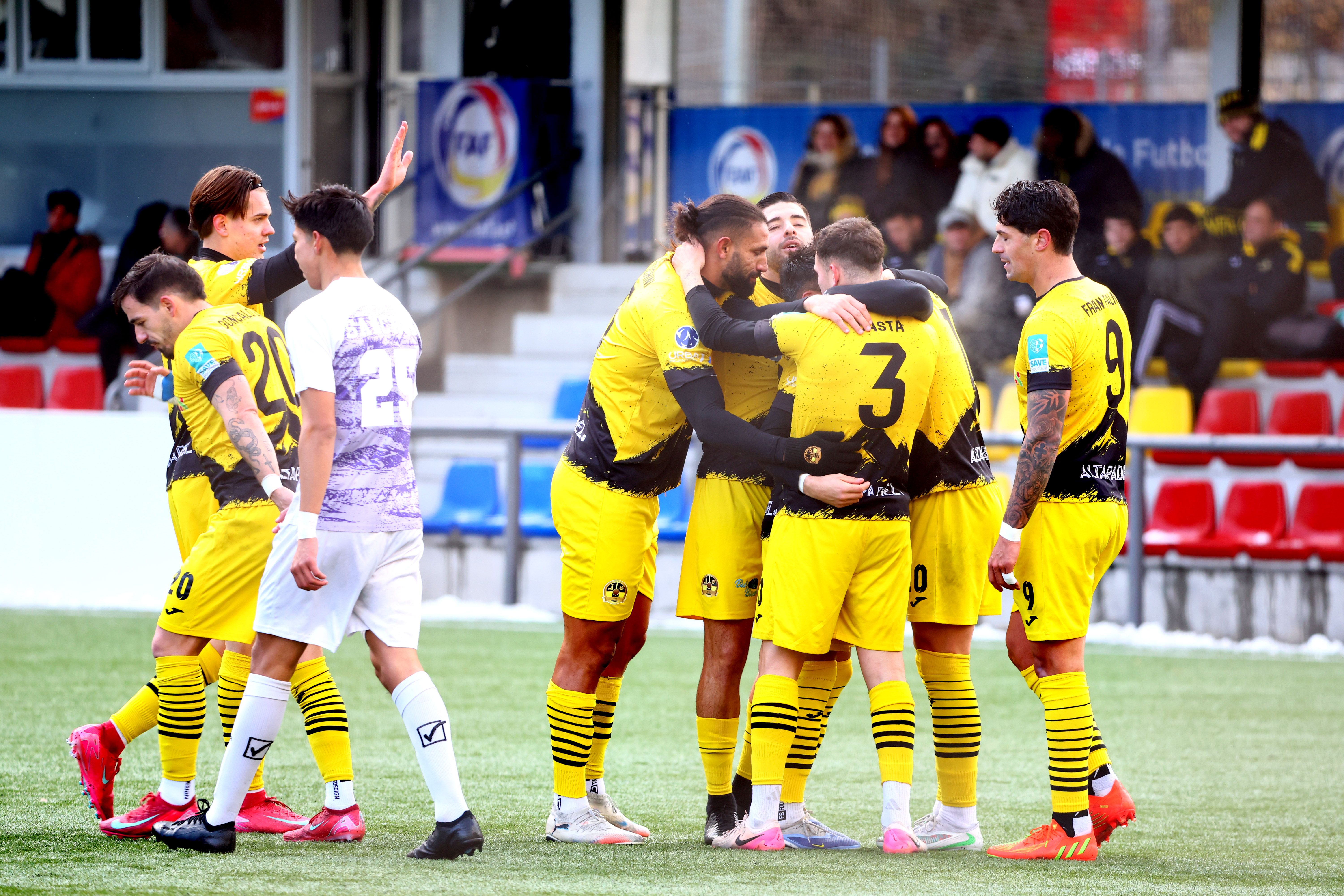 Els jugadors de la UE Santa Coloma no han tingut problemes per superar el Carroi a Borda Mateu.