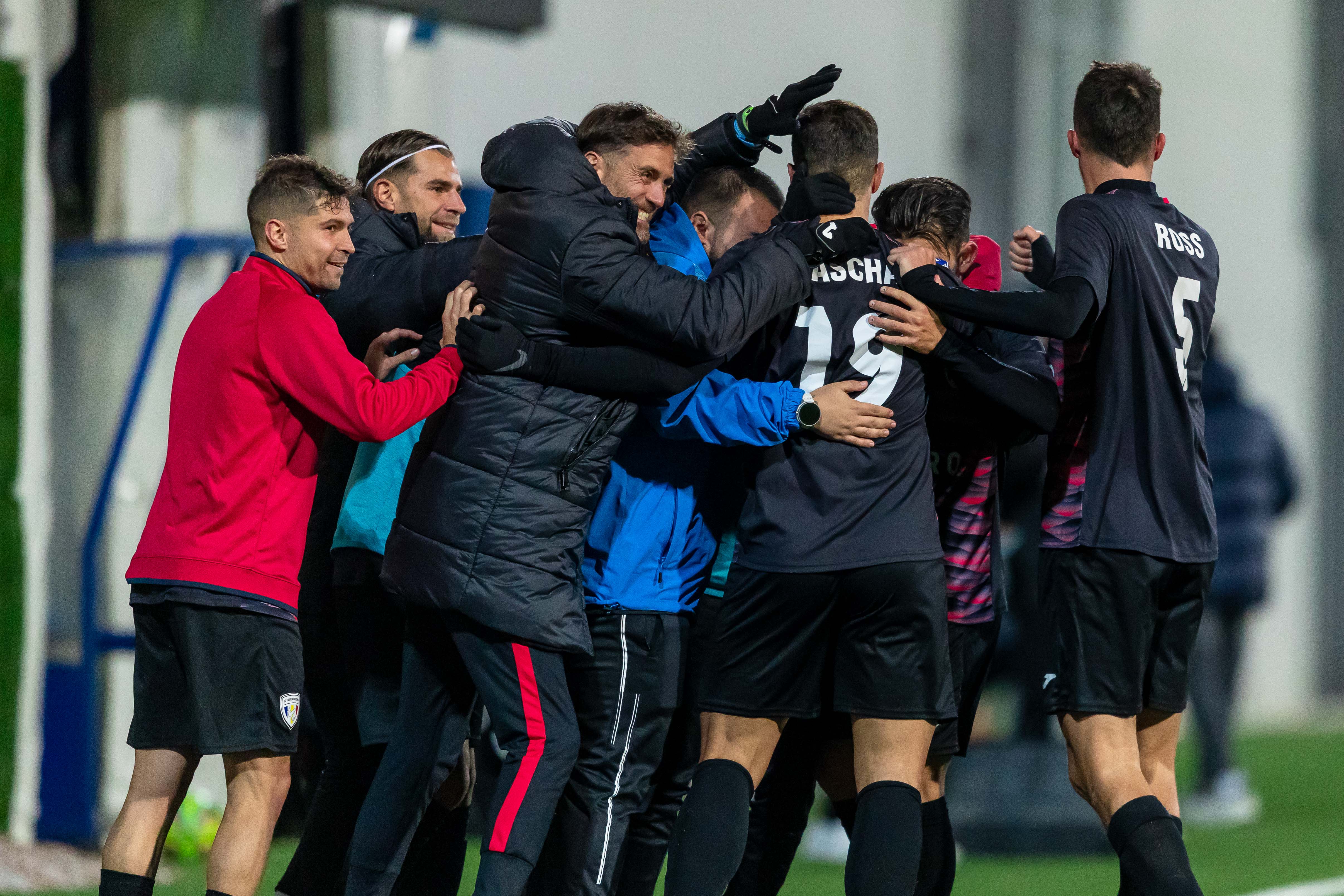 Els colomencs, celebrant la victòria amb Victor Vázquez, se situen quarts amb 12 punts. Els colomencs, celebrant la victòria amb Victor Vázquez, se situen quarts amb 12 punts.
