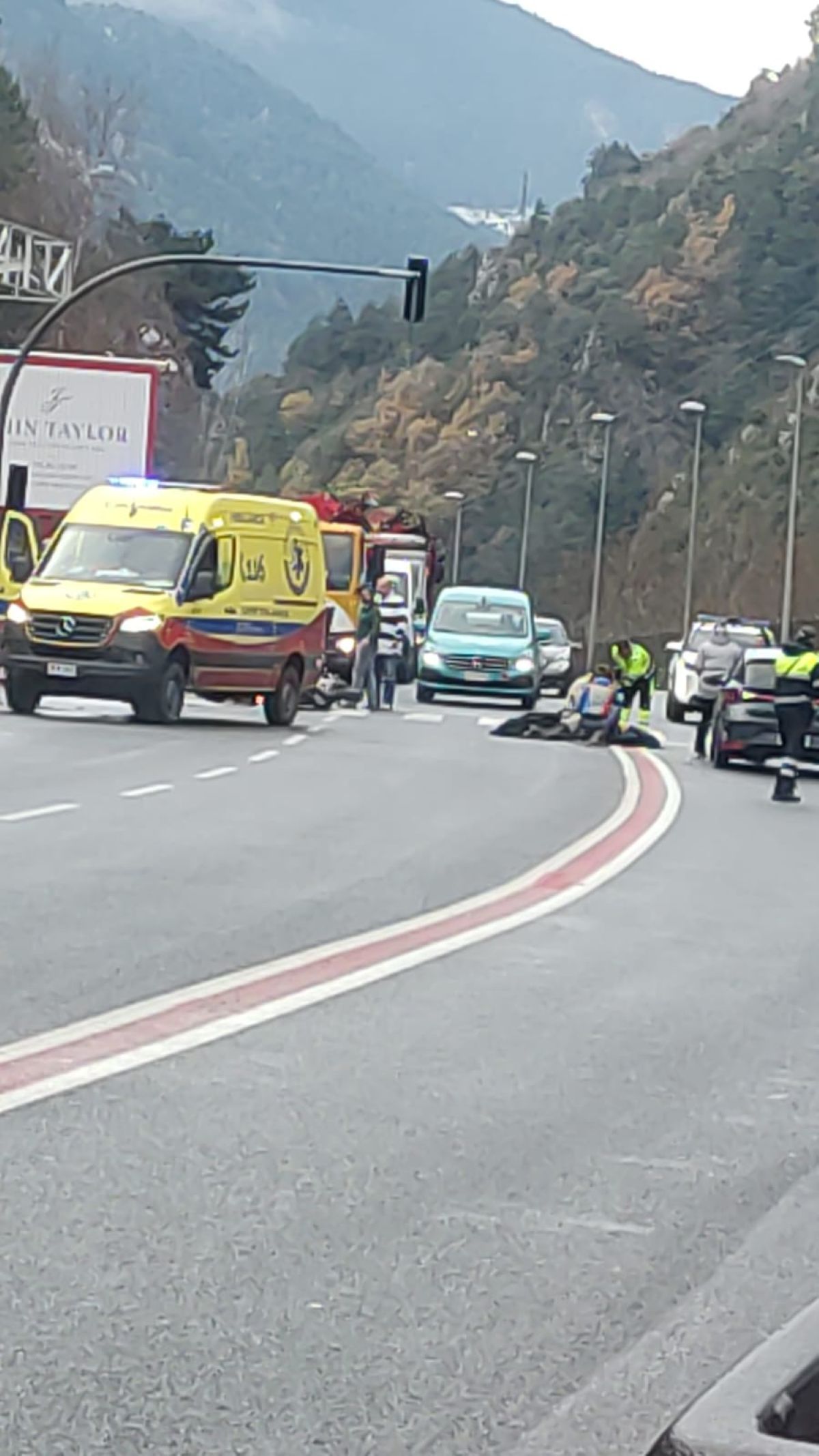 Diversos vianants s'han apropat al lloc de l'incident per ajudar.