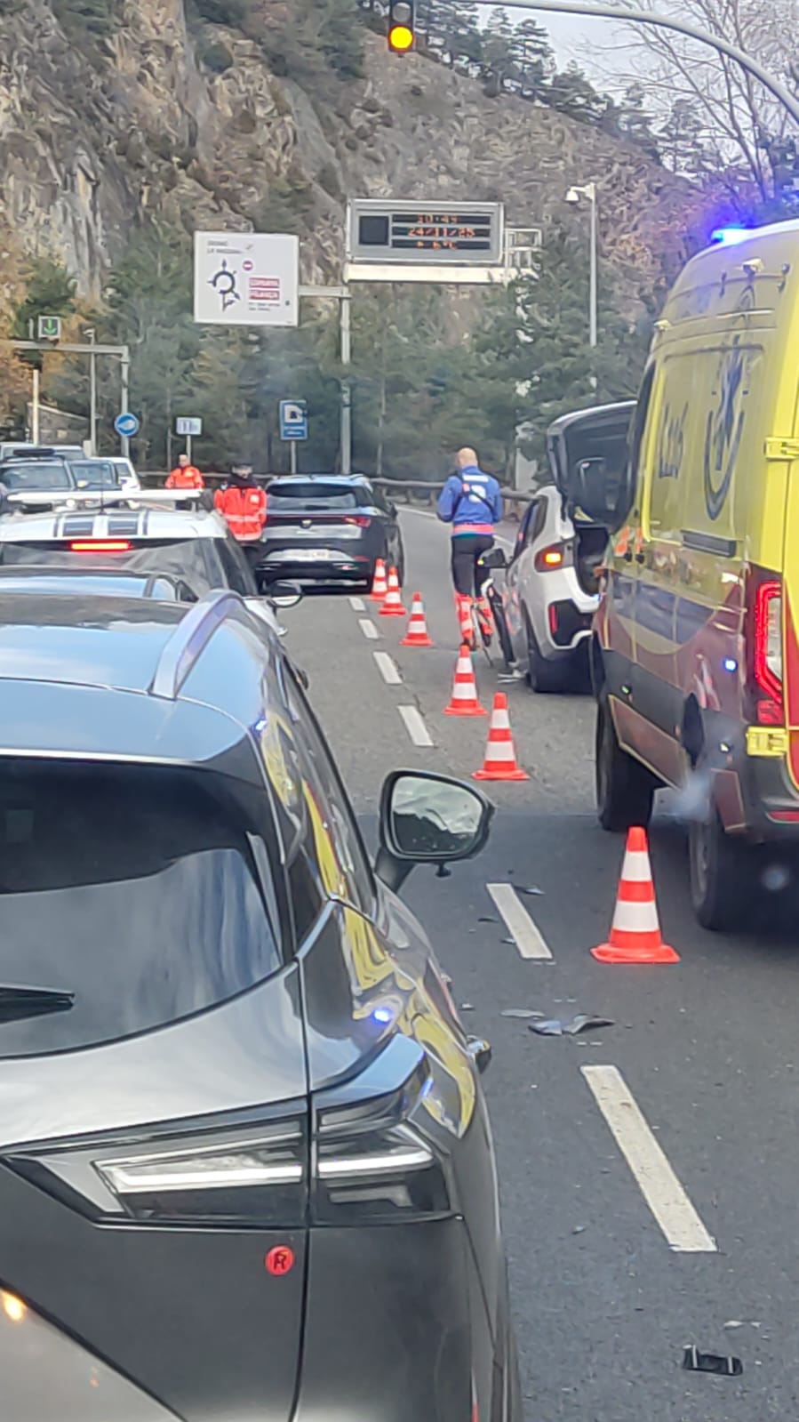 L'ambulància, al lloc dels fets en una zona on s'han habilitat els cons. L'ambulància, al lloc dels fets en una zona on s'han habilitat els cons.