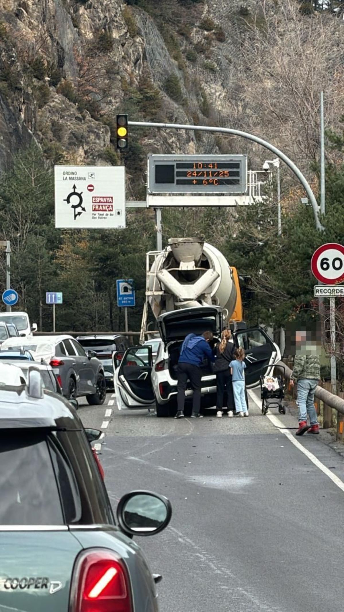 El vehicle accidentat ha quedat tort després de la topada.