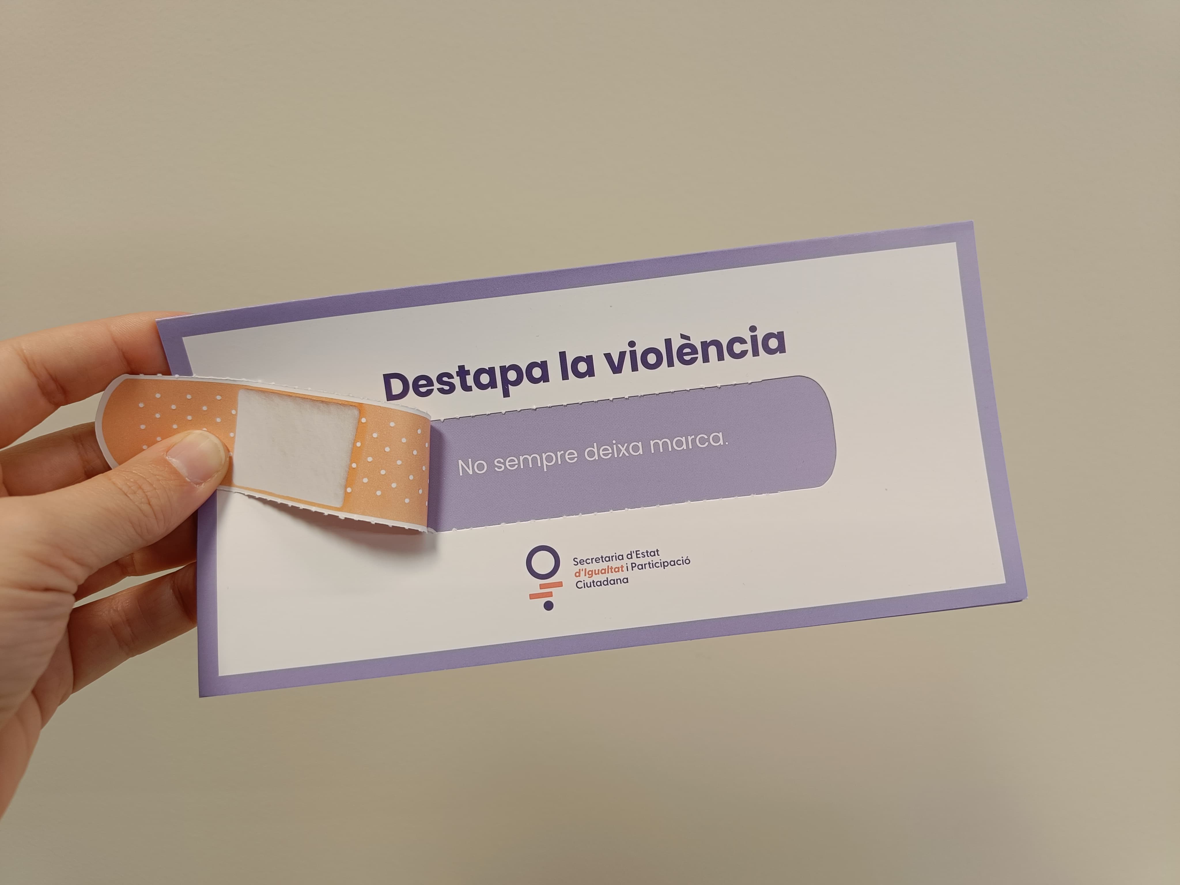 Un dels passamans que s'han editat per la campanya de sensibilització contra la violència envers les dones.