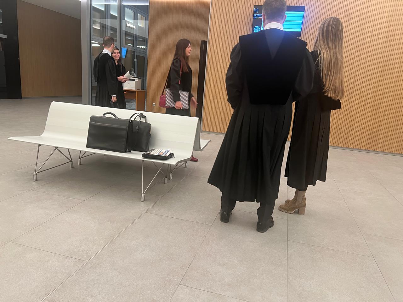 Els diferents advocats entrant a la vista d'aquest matí. Els diferents advocats entrant a la vista d'aquest matí.