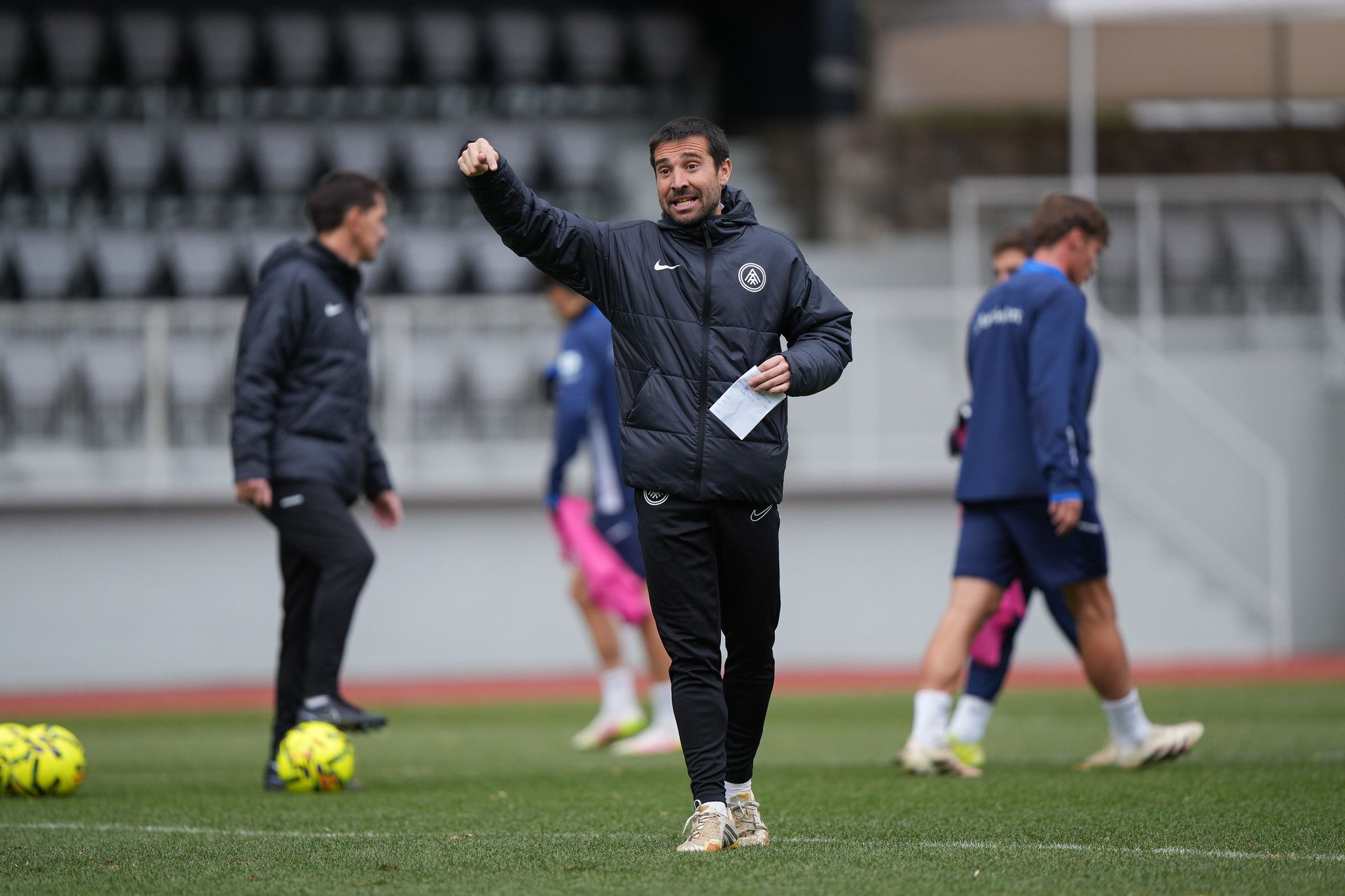 Aitor Yeto, durant la sessió d'entrenament d'aquest dilluns a l'estadi Comunal. 
