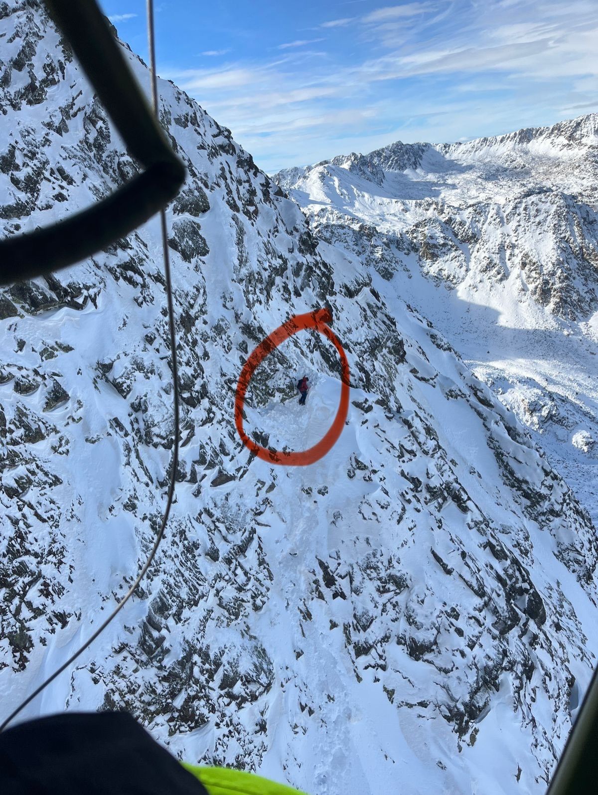 L'alpinista s'ha quedat bloquejat a la cara nord del Pic Negre d'Envalira. L'alpinista s'ha quedat bloquejat a la cara nord del Pic Negre d'Envalira.