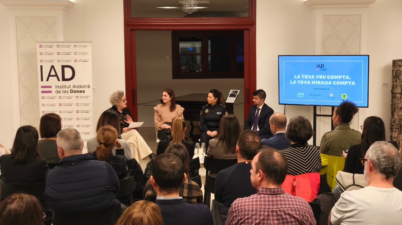 Els quatre ponents, a la taula de debat del vestíbul de l'Hotel Rosaleda.