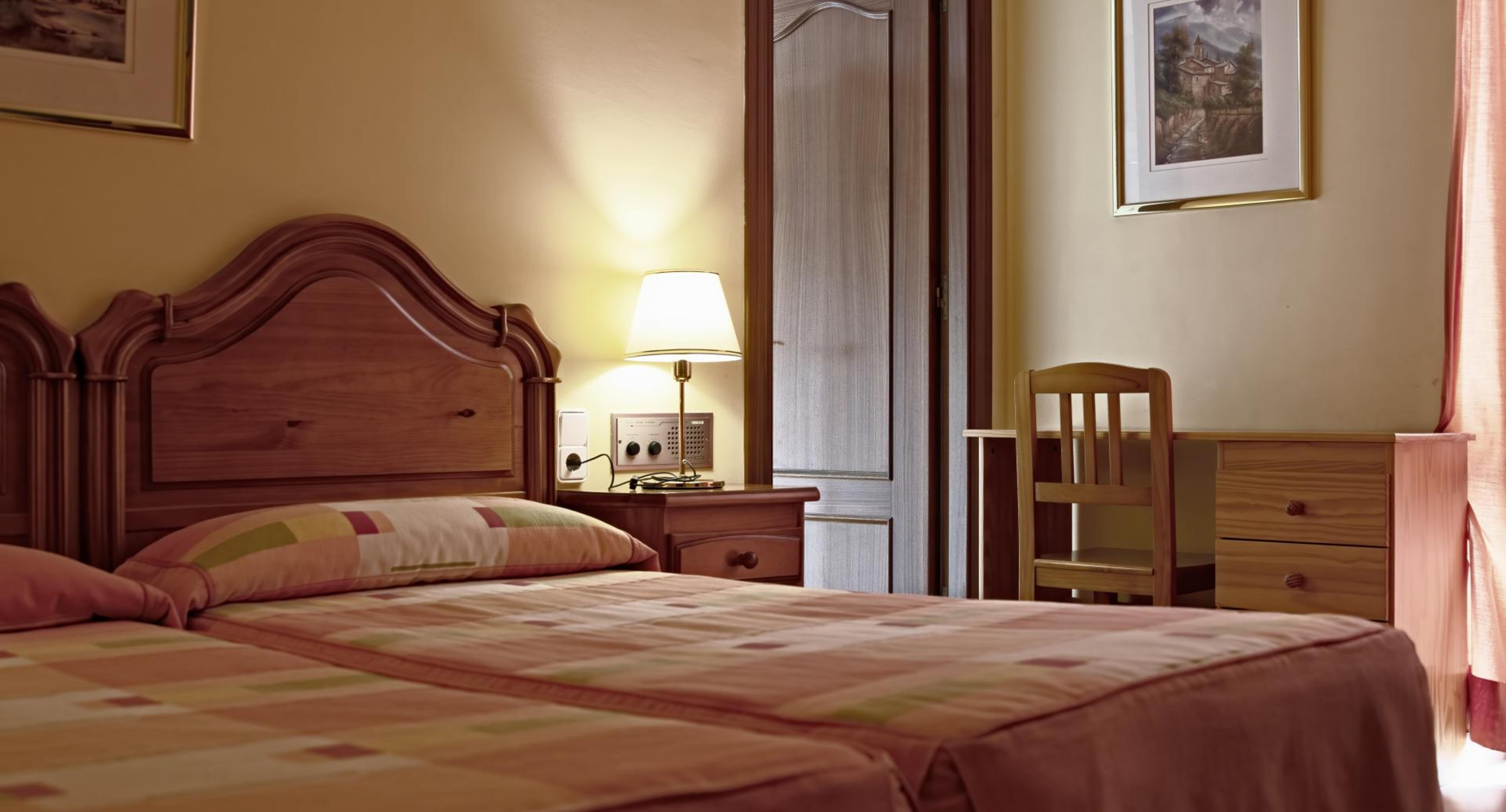 L'home fa estada ara per ara en una pensió al centre del país.