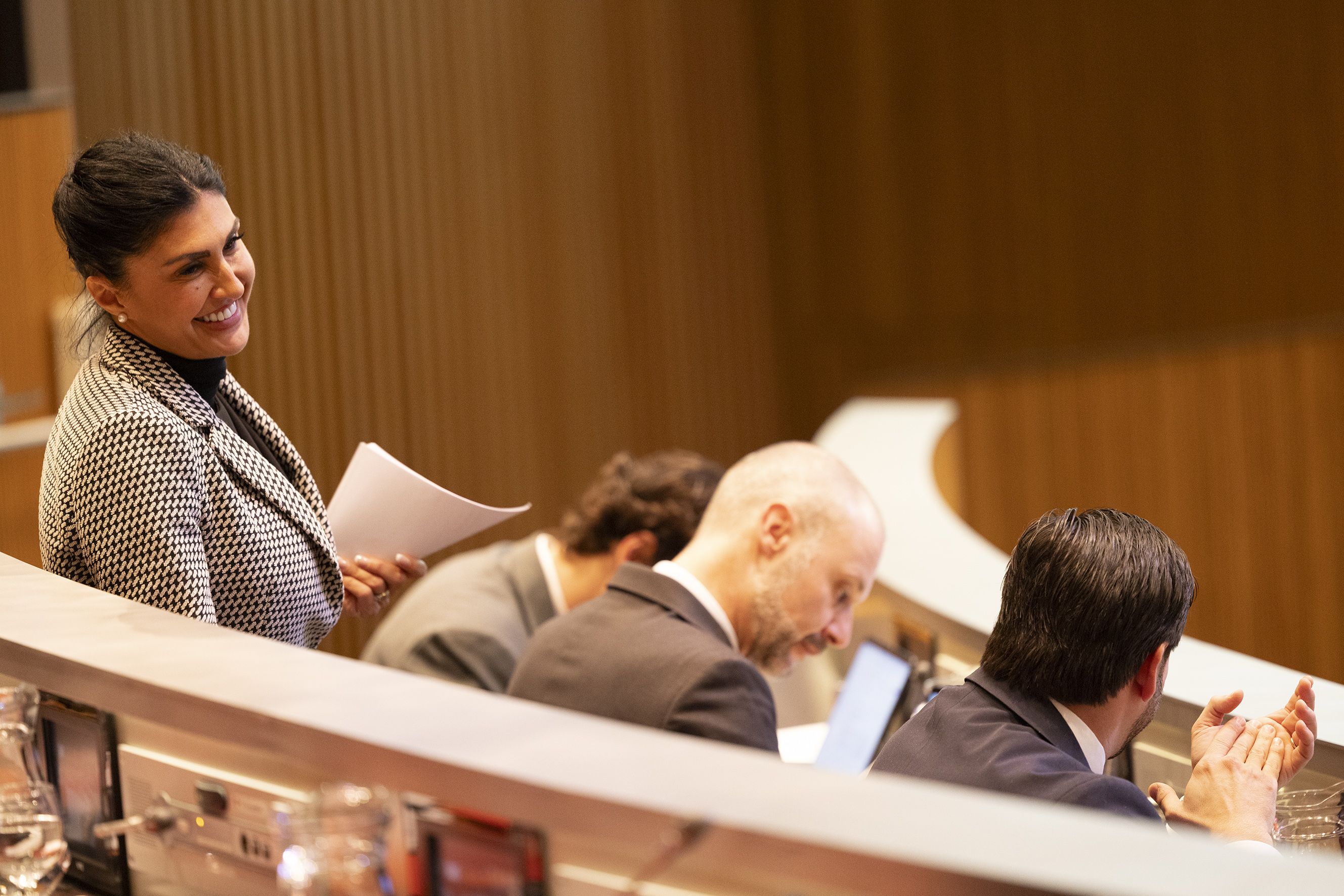 Carine Montaner tornant al seu escó parlamentari després d'una intervenció al faristol.