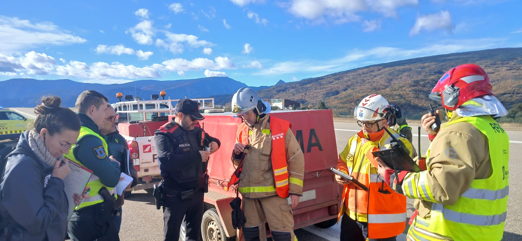 Imatges del simulacre d'accident que s'ha fet aquest dimarts a l'aeroport de la Seu.