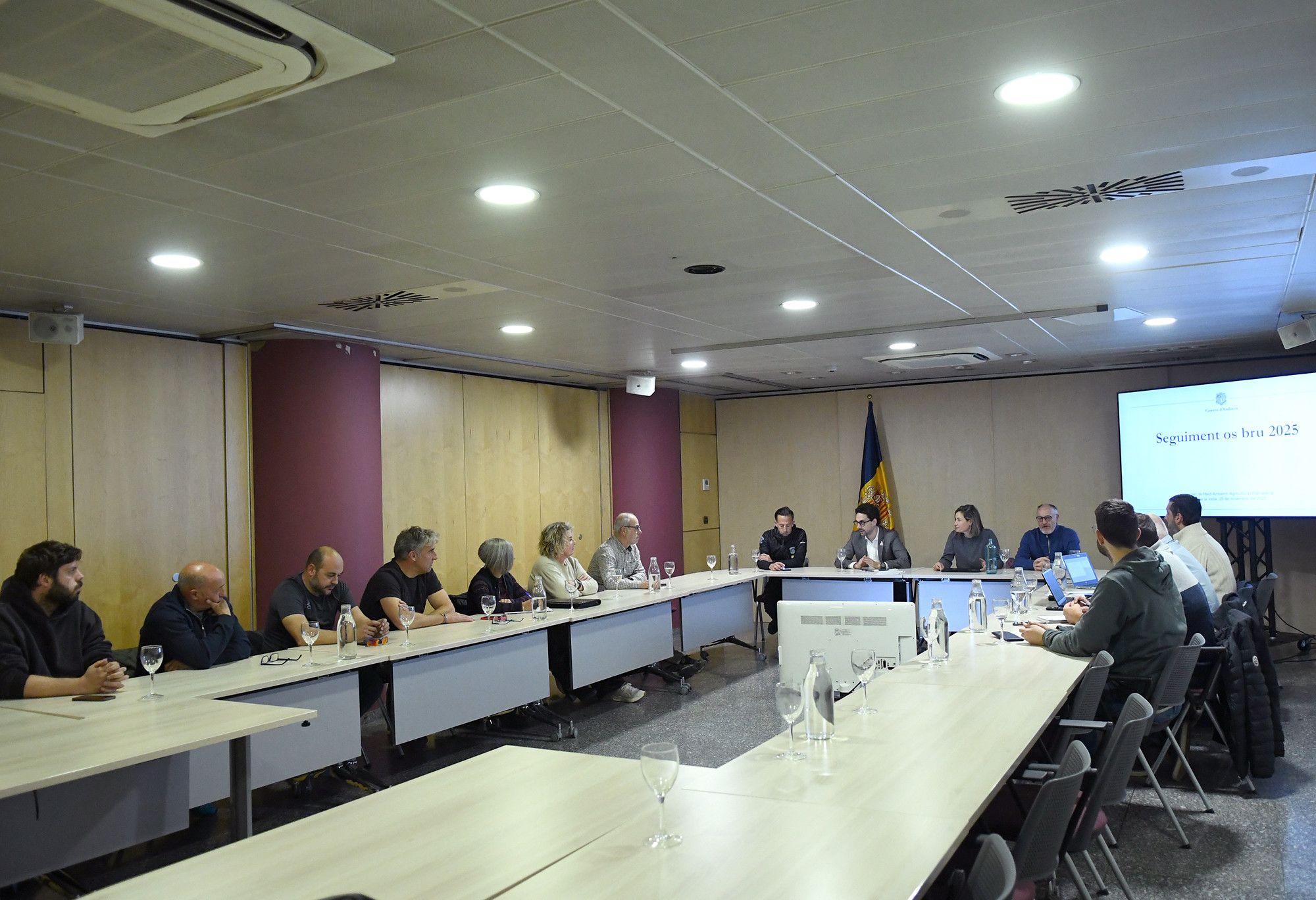 Un instant de la reunió entre el ministre Casal i l'APRA.