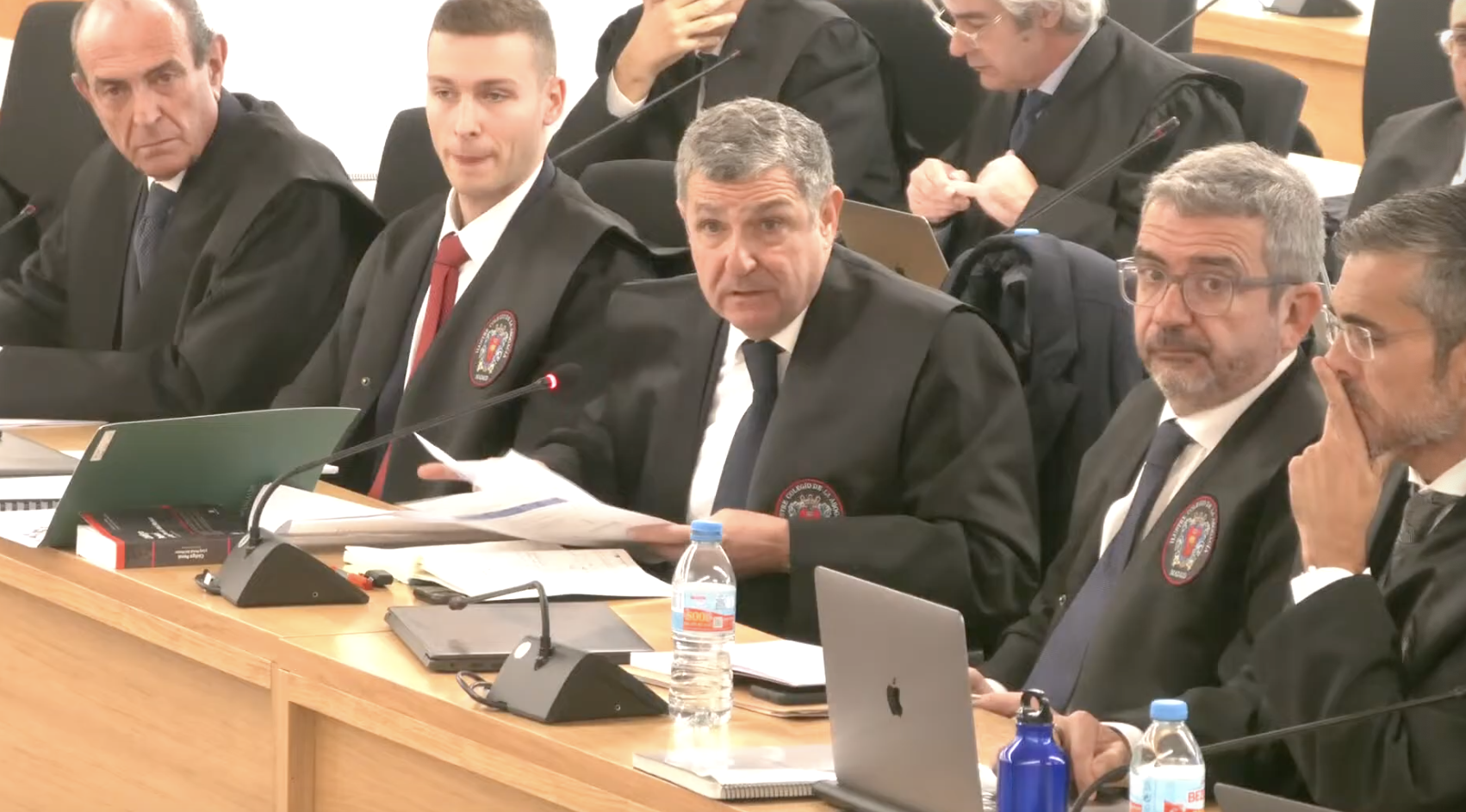 L'advocat de Francesc Robert, Fermín Morales, al centre de la imatge, durant la seva exposició a l'Audiència. L'advocat de Francesc Robert, Fermín Morales, al centre de la imatge, durant la seva exposició a l'Audiència.