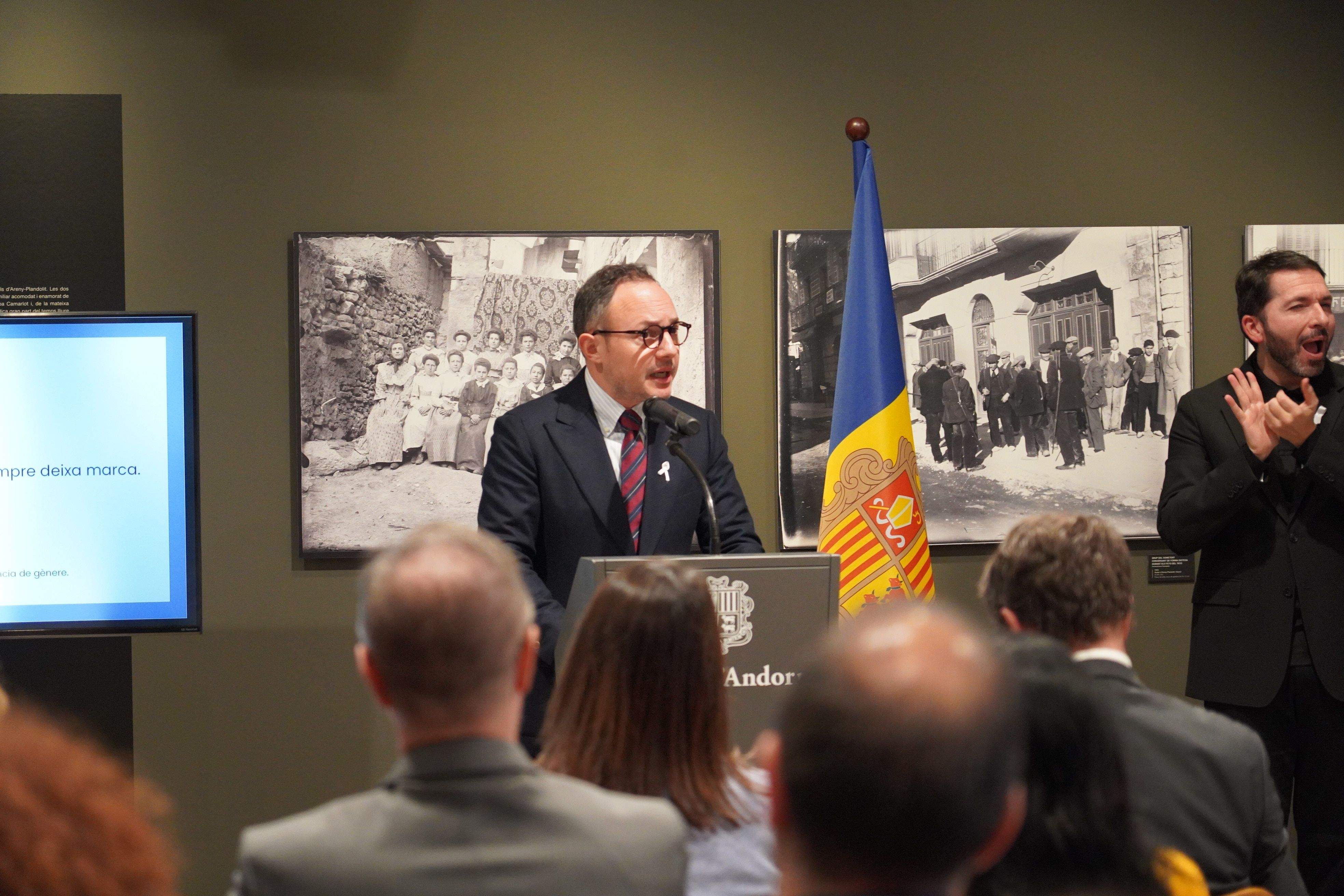 El cap de Govern, Xavier Espot, durant l'acte institucional del 25N. La portaveu del Sindicat, Rebeca Bonache.