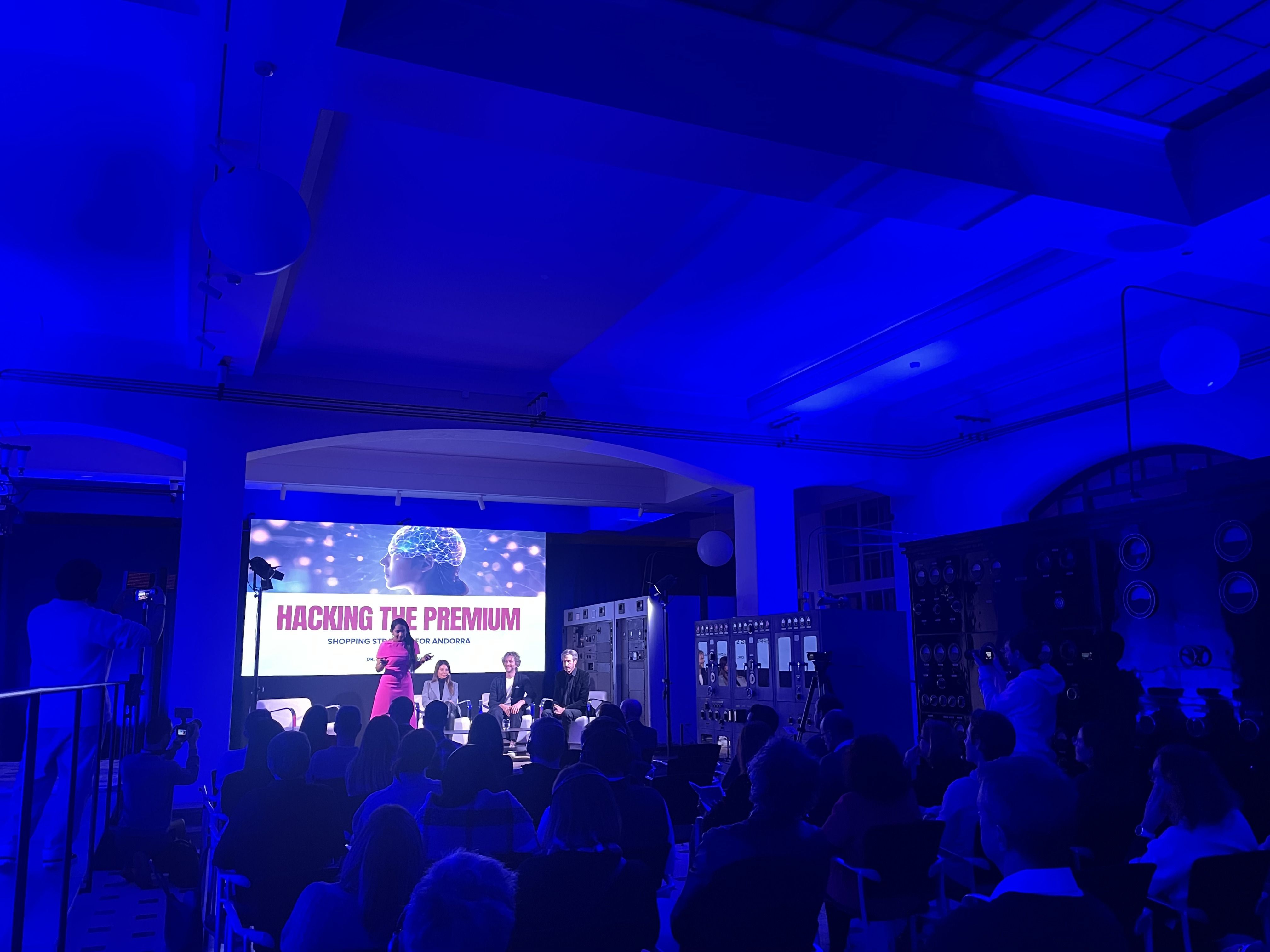 Aradhana Khowala durant la taula rodona del Fòrum d'Experts en Compres.